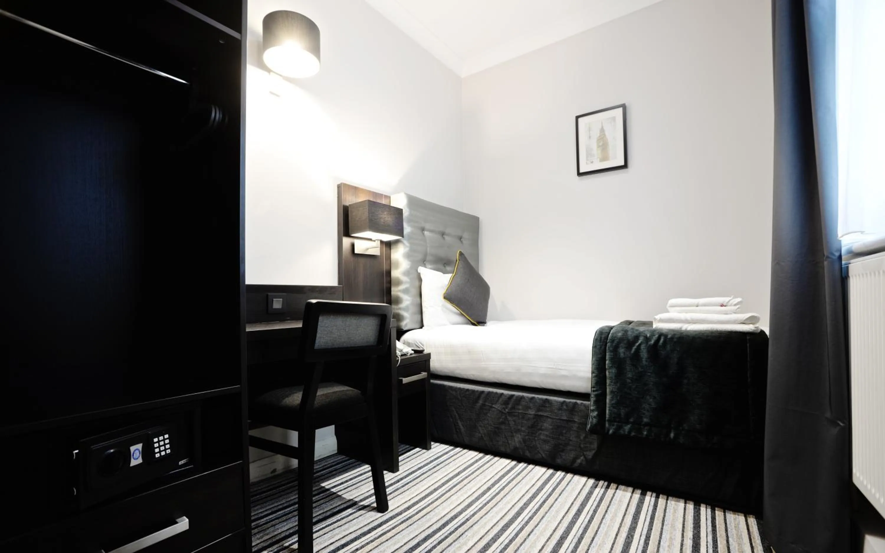 Bedroom, Bed in The 29 London