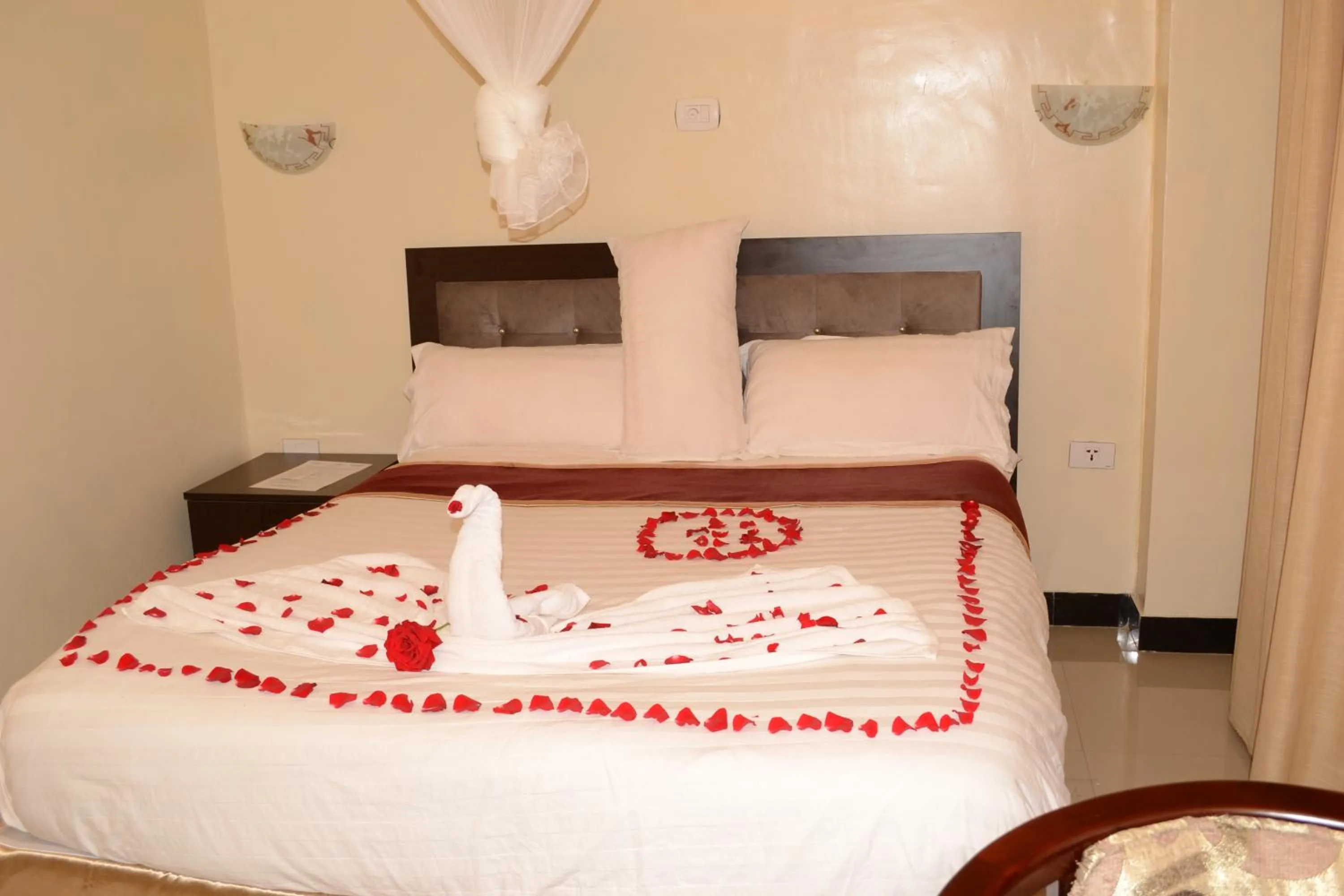 Bed in Lakemark Hotel and Tour Service Bahir Dar