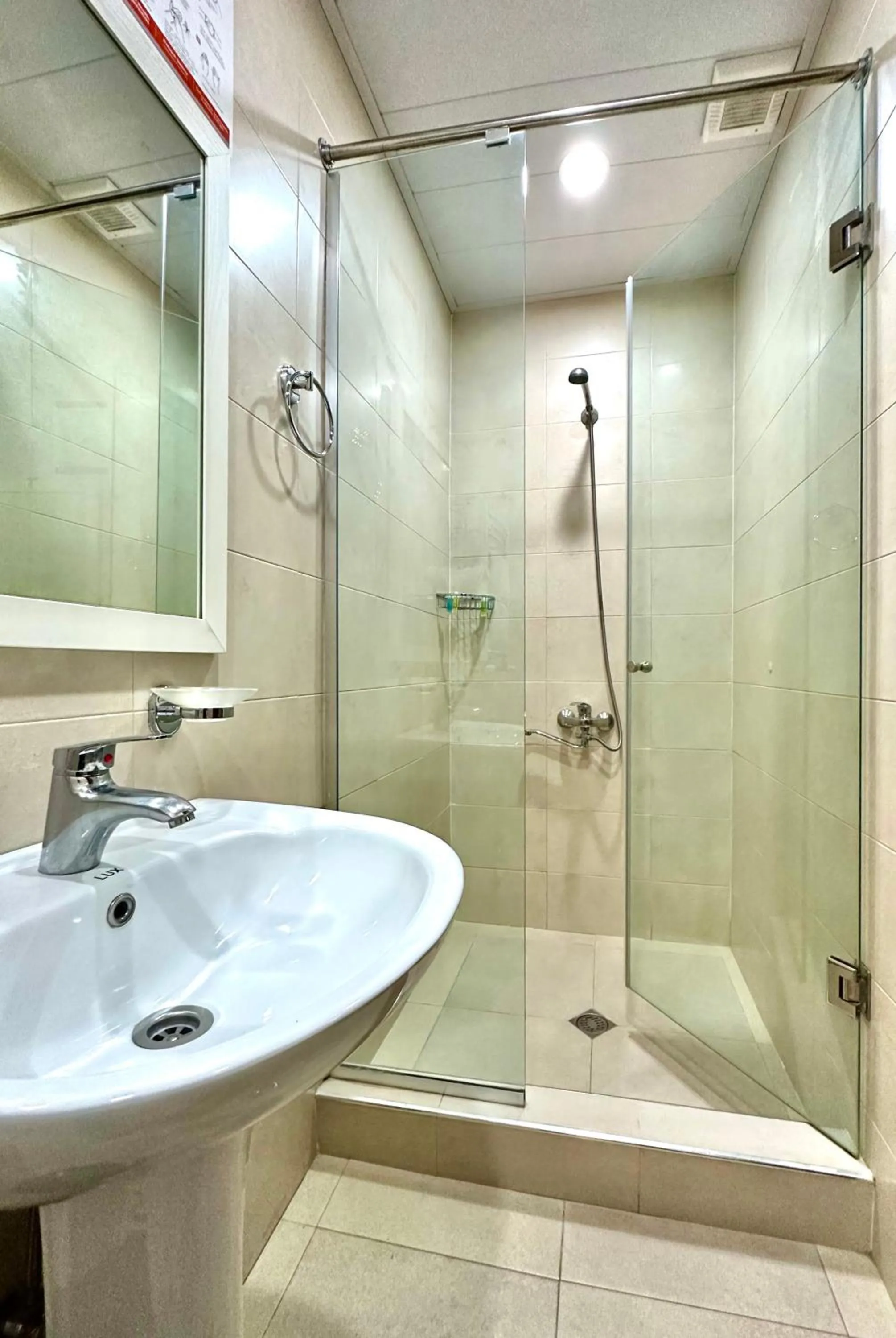 Shower in Hotel Four Brothers