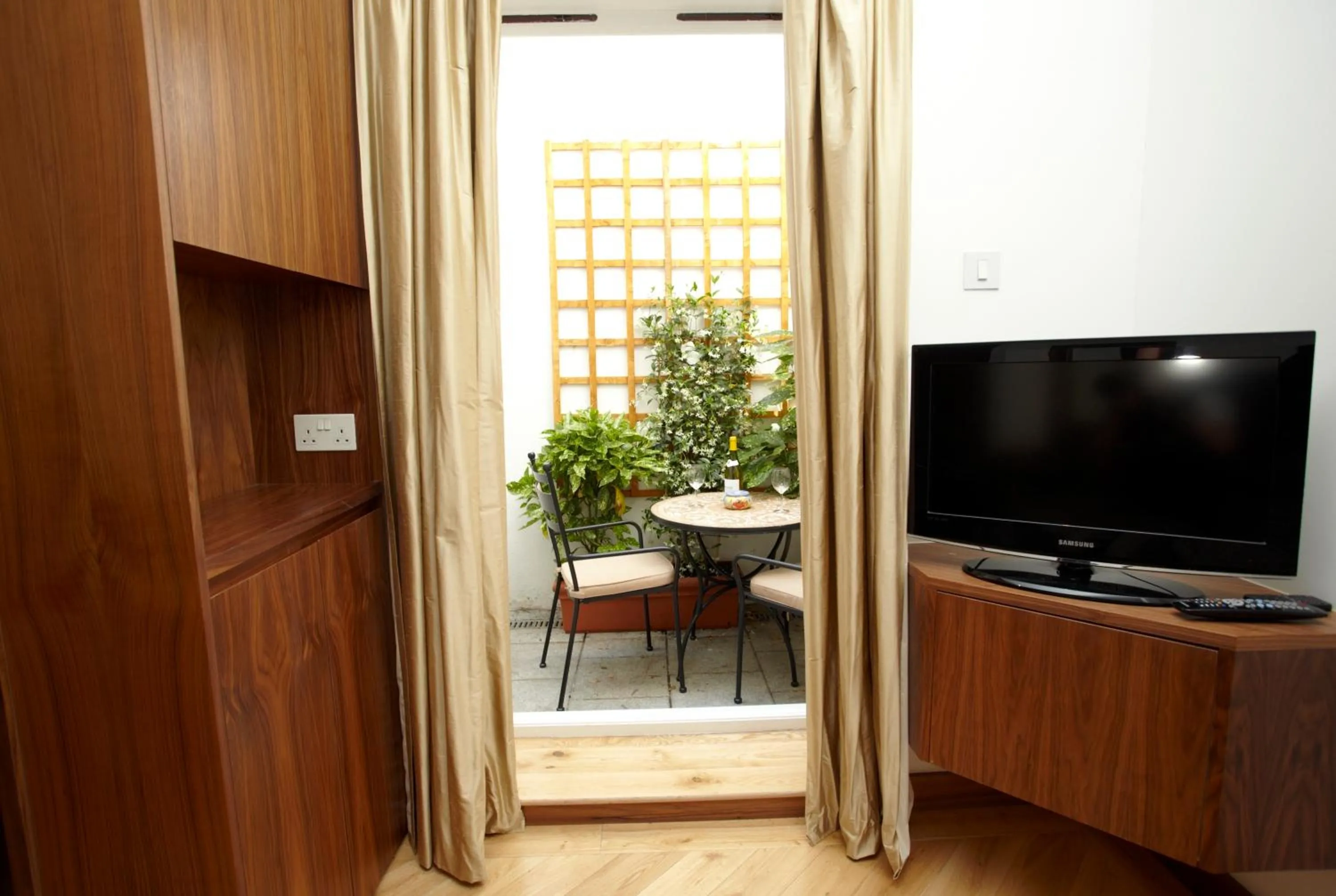 Patio in Presidential Apartments Kensington