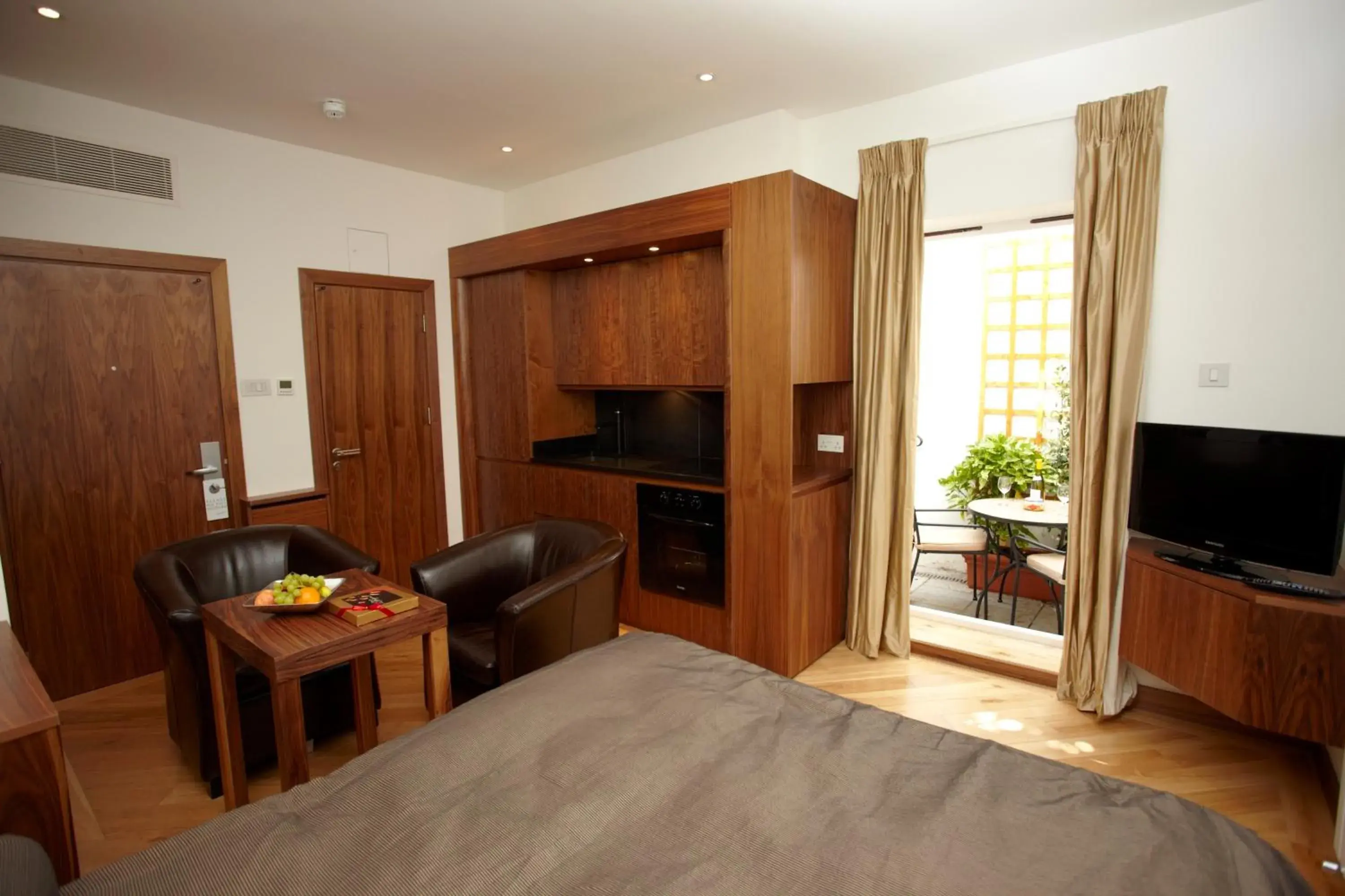 Balcony/Terrace, Bed in Presidential Apartments Kensington Balcony/Terrace, Bed in Presidential Apartments Kensington