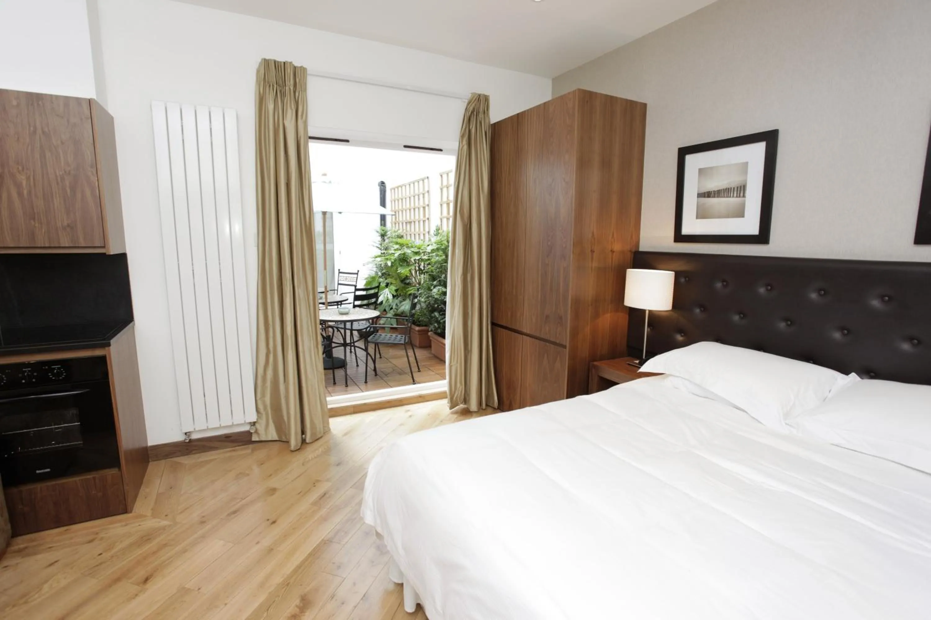 Balcony/Terrace, Bed in Presidential Apartments Kensington