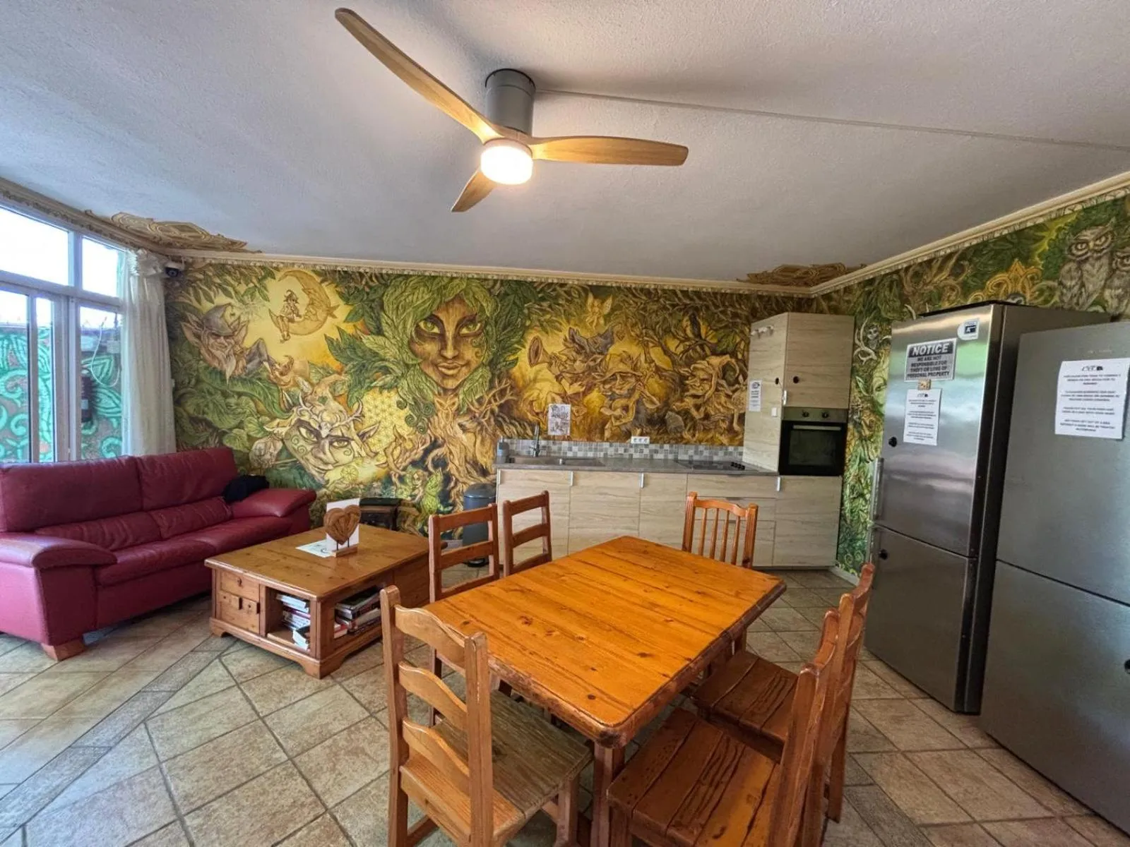 Communal lounge/ TV room in Hostel Los Duendes del Sur