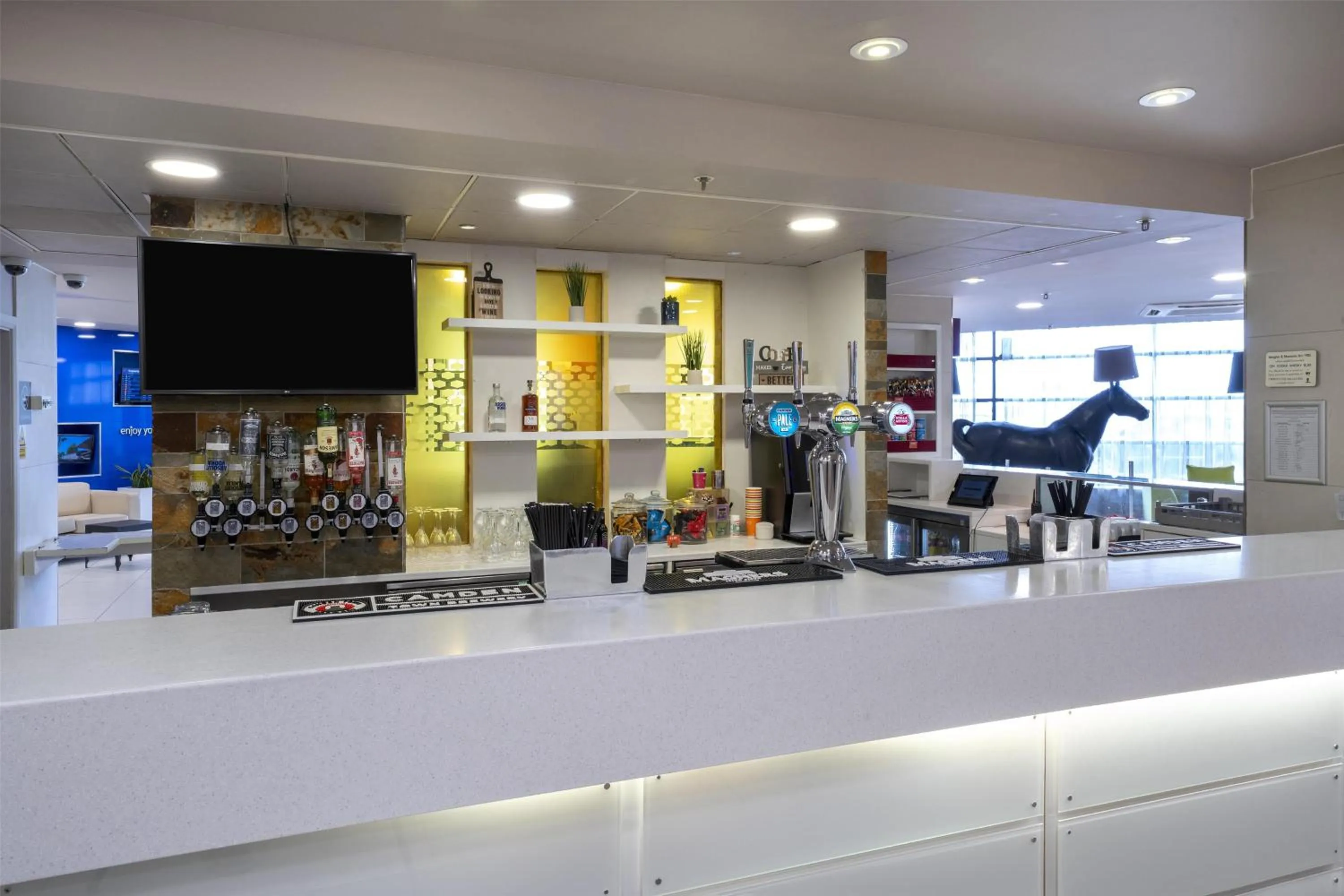 Lounge or bar in Hampton by Hilton Liverpool John Lennon Airport
