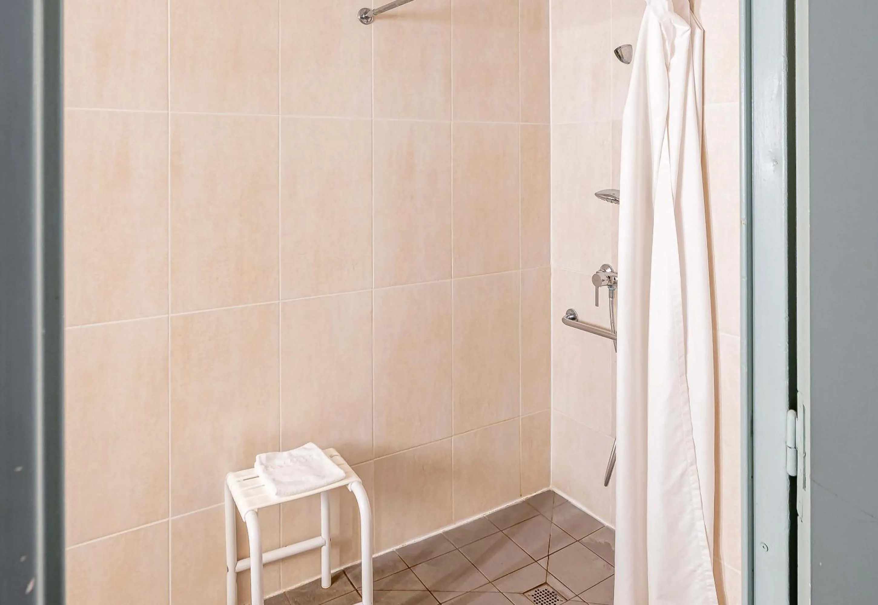 Bathroom in B&B HOTEL Bordeaux Lormont