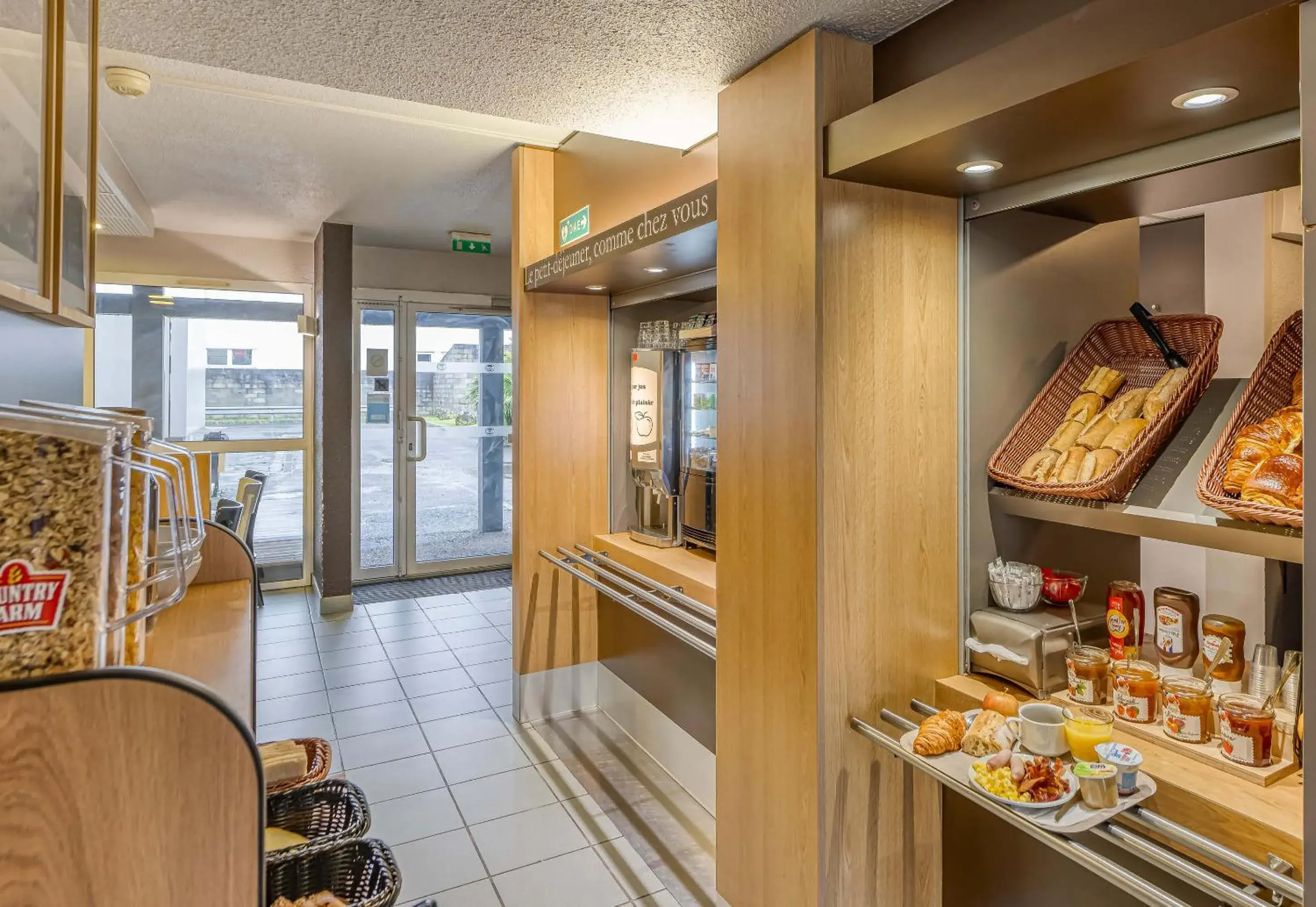 Buffet breakfast in B&B HOTEL Bordeaux Lormont Buffet breakfast in B&B HOTEL Bordeaux Lormont
