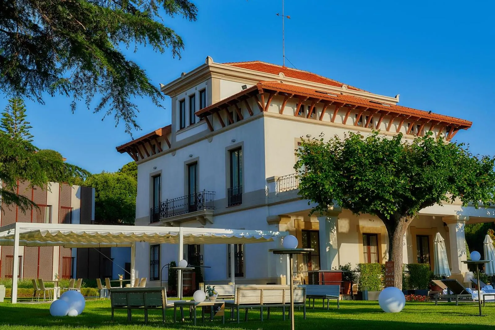 Property building in Hotel Arrey Alella