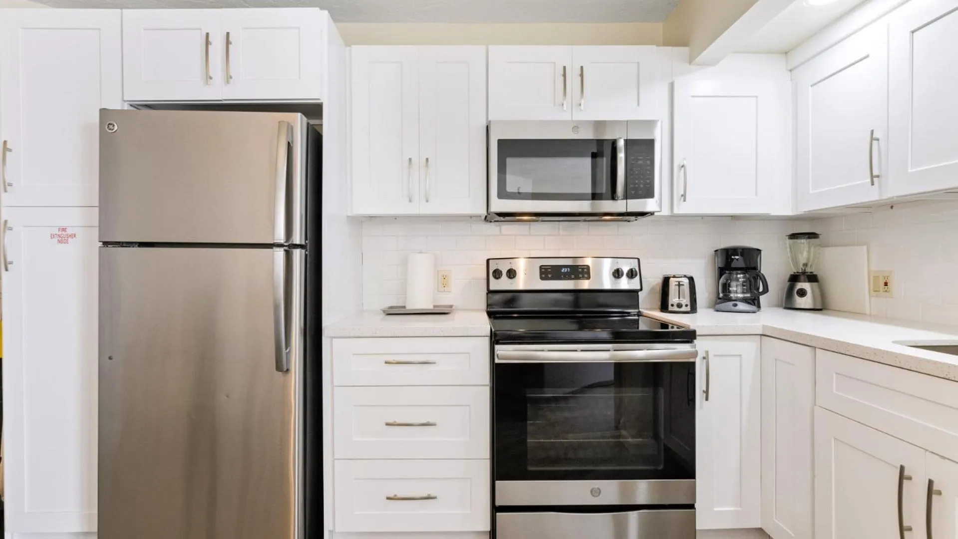 Kitchen or kitchenette in Caloosa Cove Resort