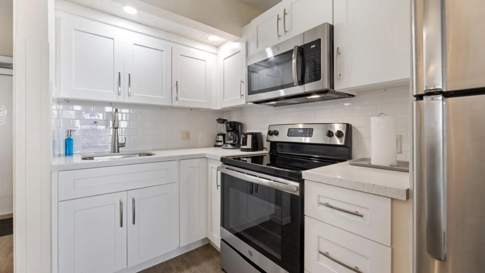 Kitchen or kitchenette in Caloosa Cove Resort