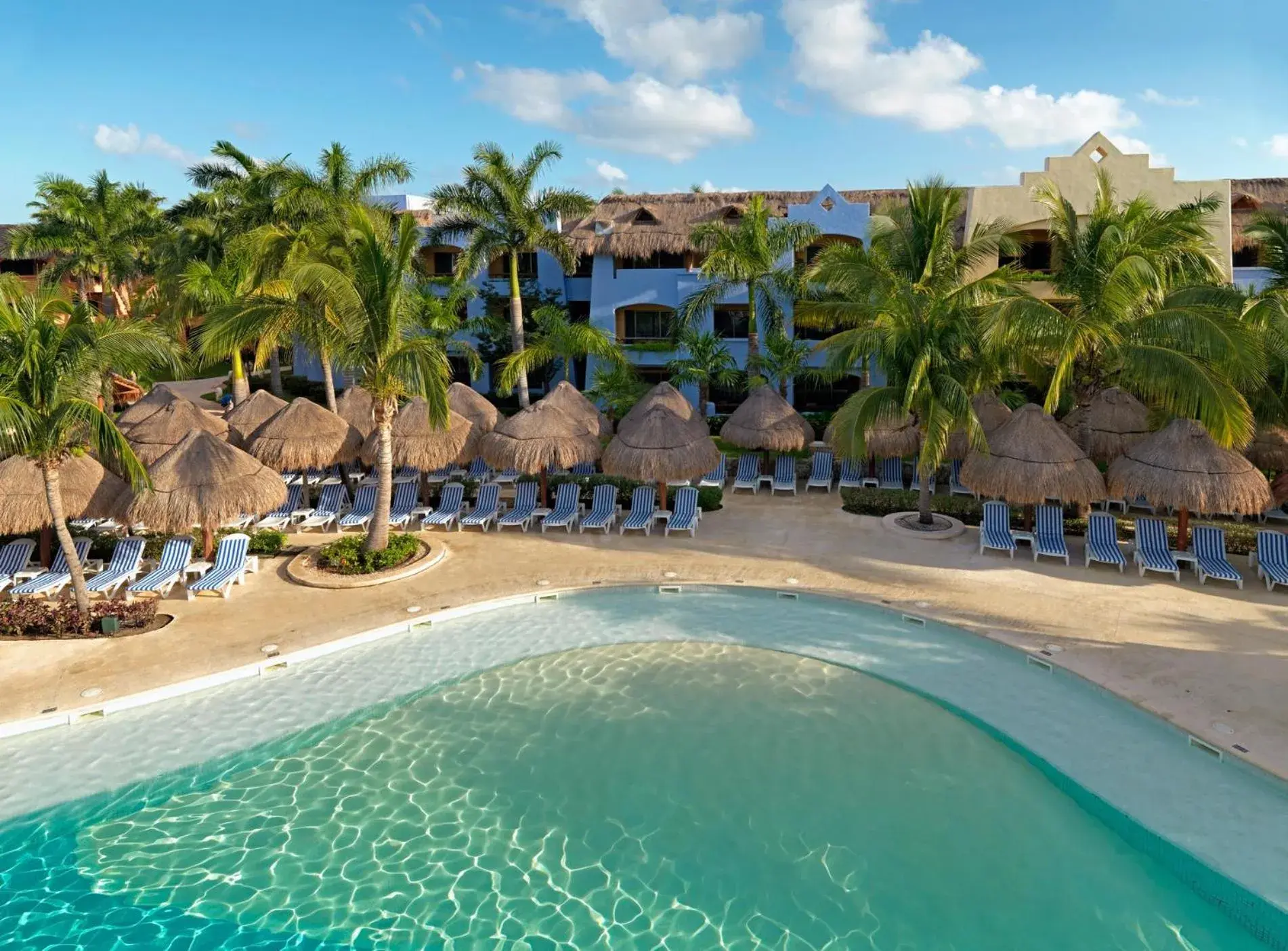 Swimming pool in Iberostar Selection Paraíso Maya - All Inclusive Swimming pool in Iberostar Selection Paraíso Maya - All Inclusive