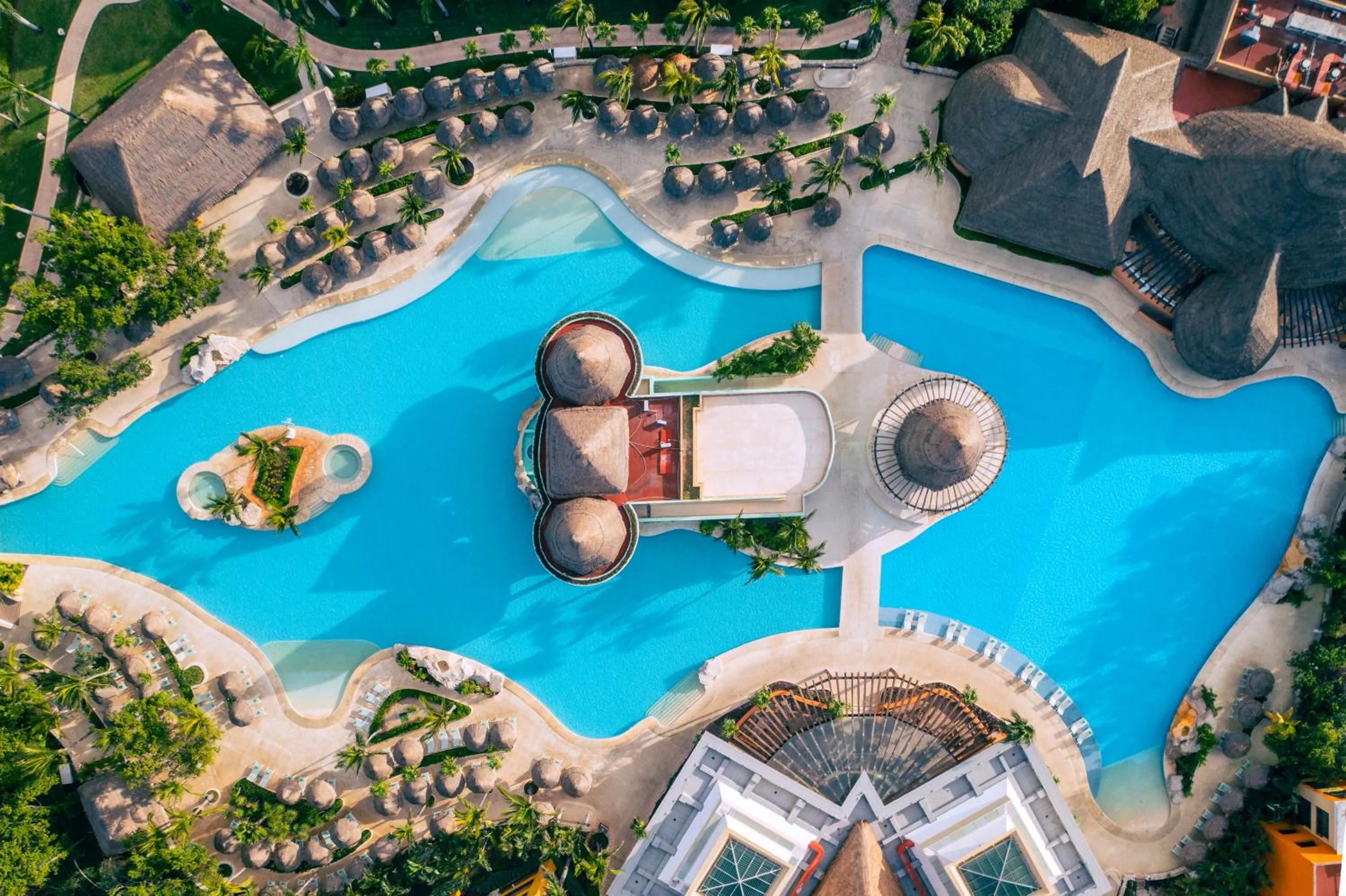 Swimming pool in Iberostar Selection Paraíso Lindo - All Inclusive