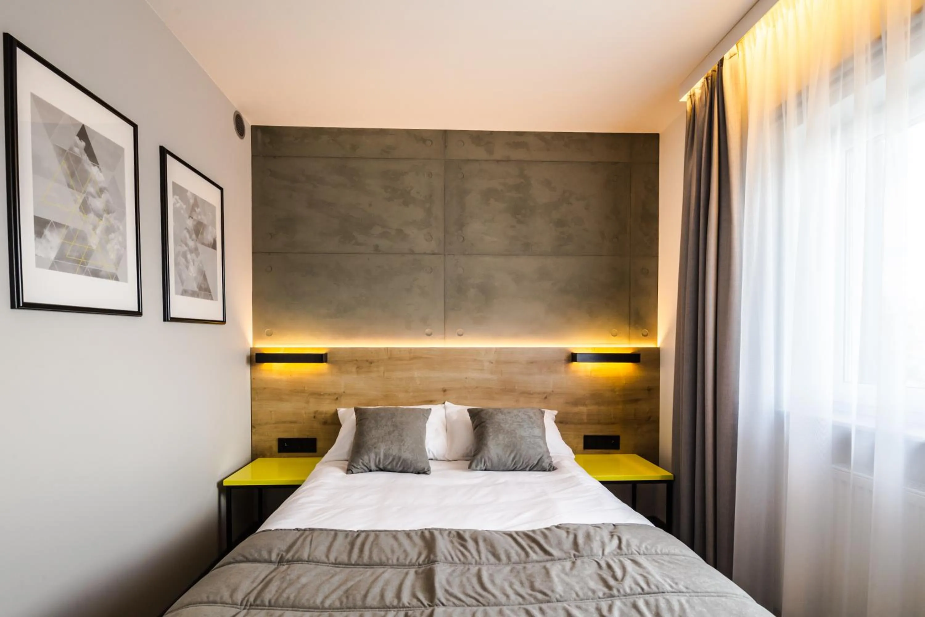 Photo of the whole room, Bed in Air Hotel