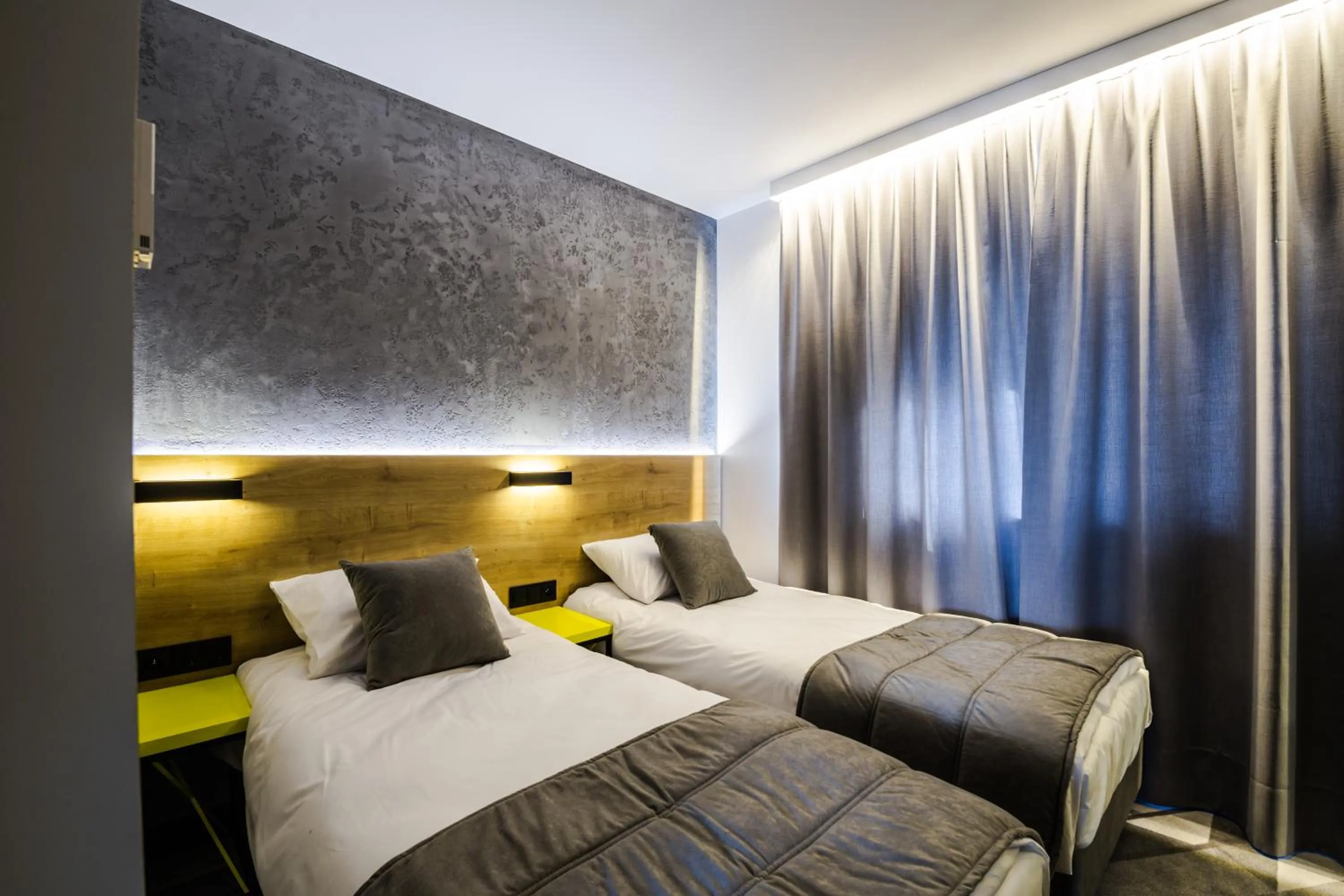 Photo of the whole room, Bed in Air Hotel