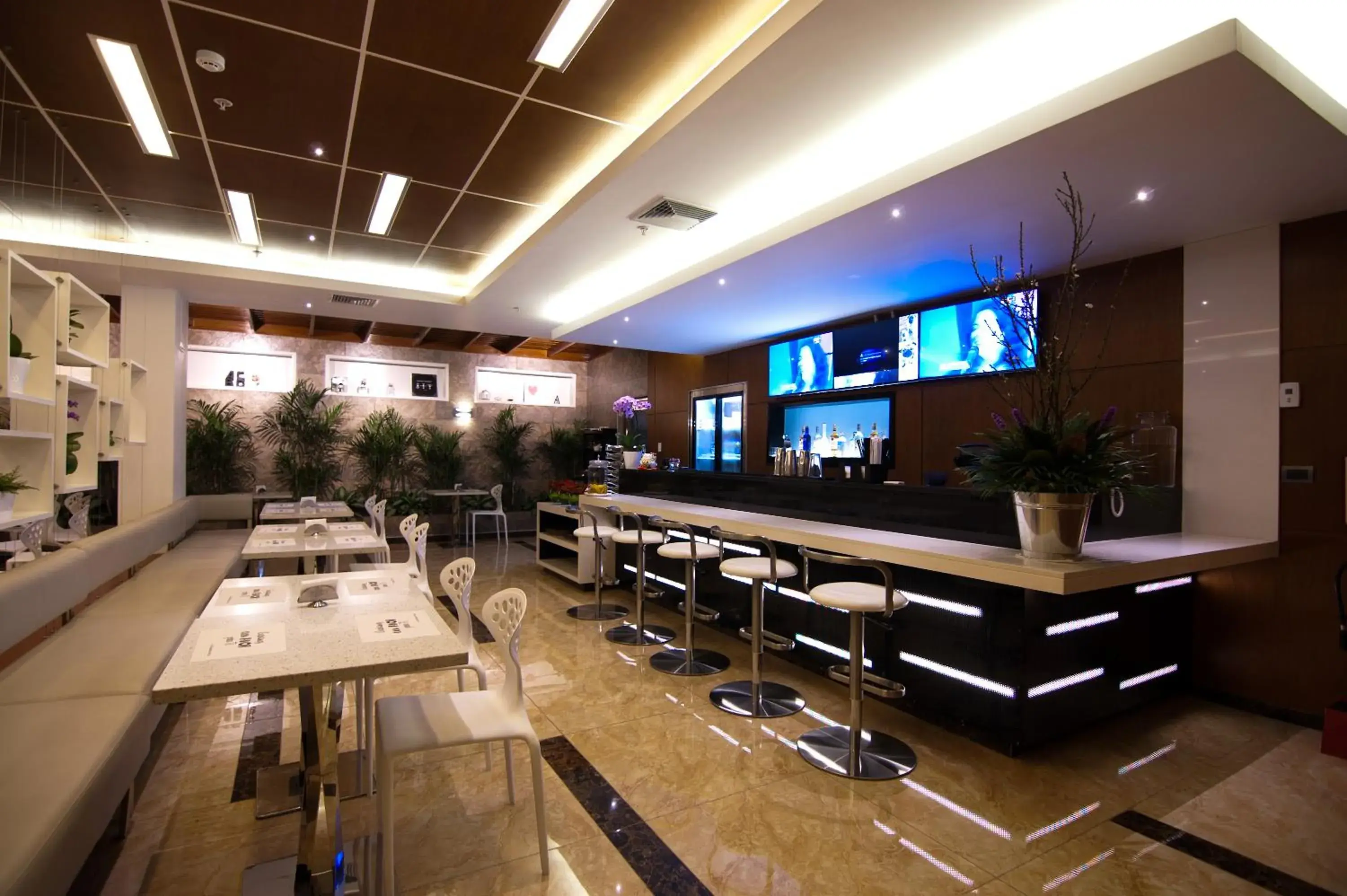 Restaurant/places to eat in Lyz Business Hotel Restaurant/places to eat in Lyz Business Hotel