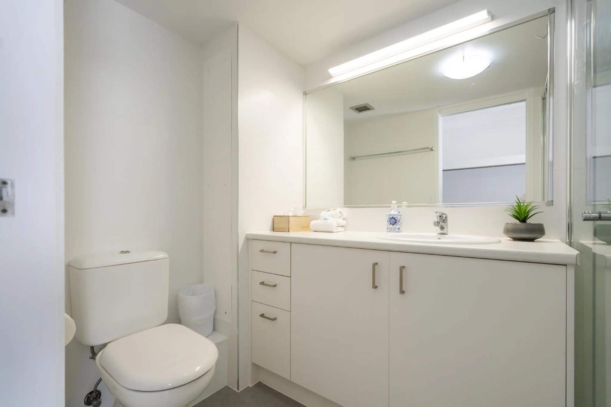 Toilet in Cashelmara Beachfront Apartments