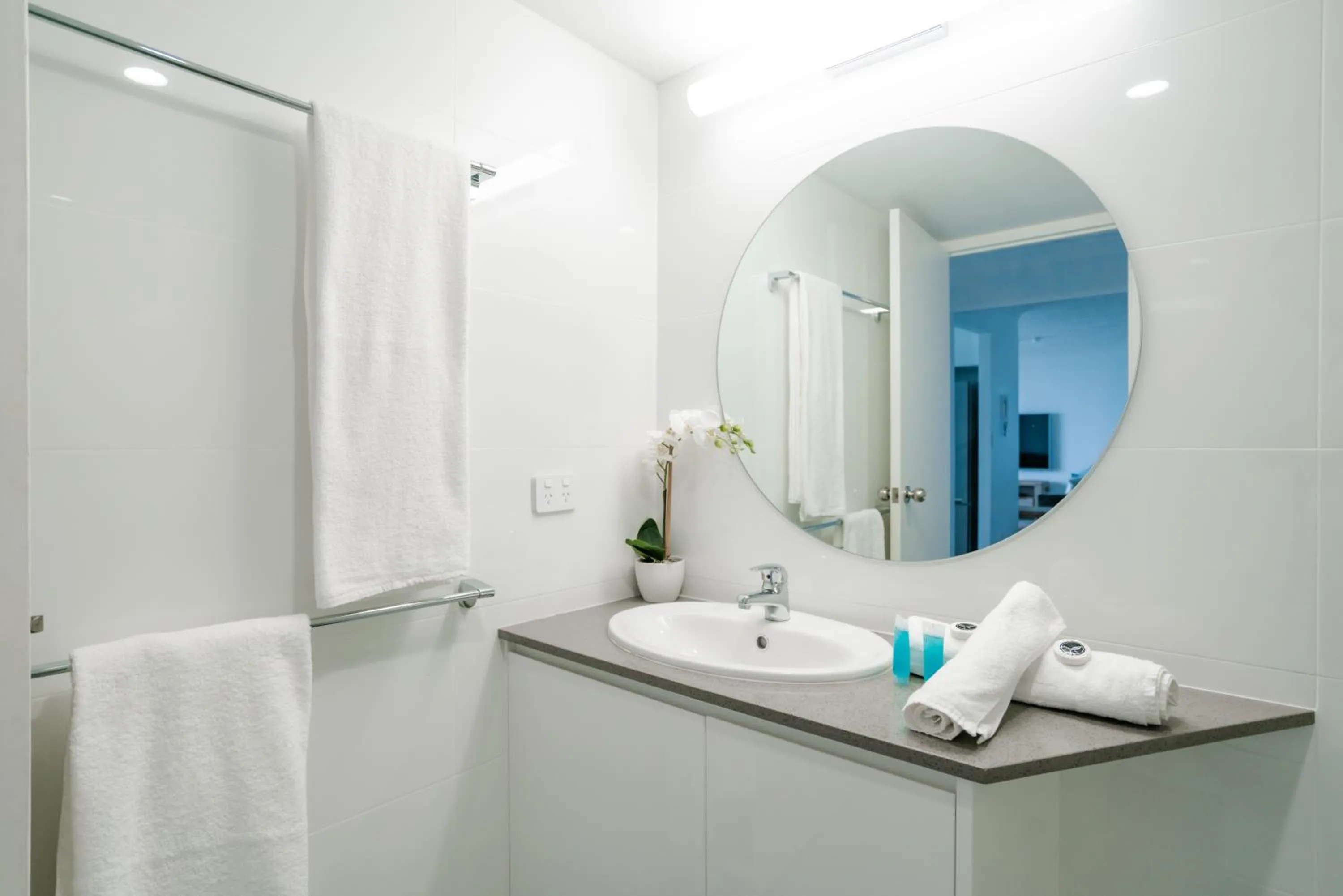 Toilet in Cashelmara Beachfront Apartments