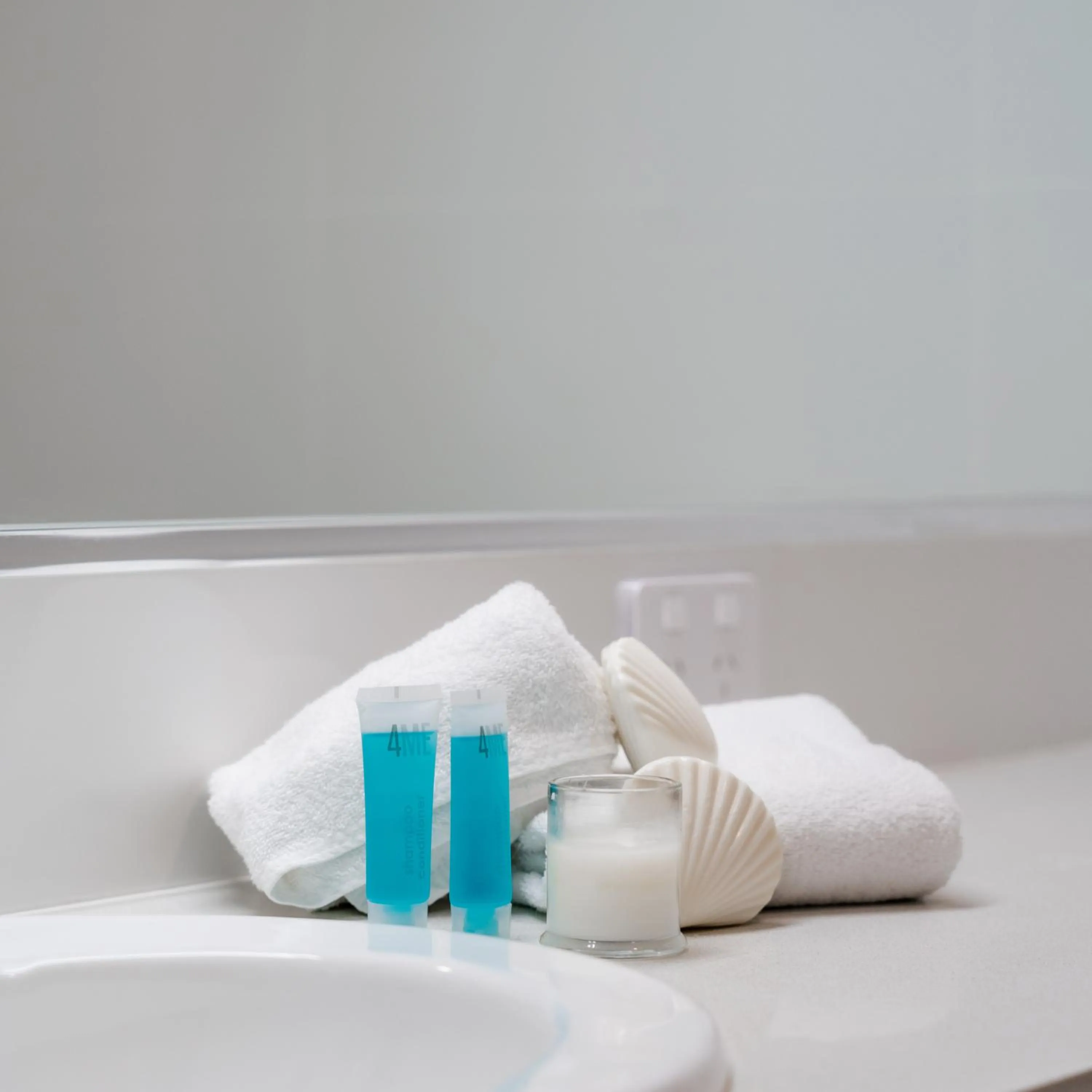 Bathroom, Bed in Cashelmara Beachfront Apartments