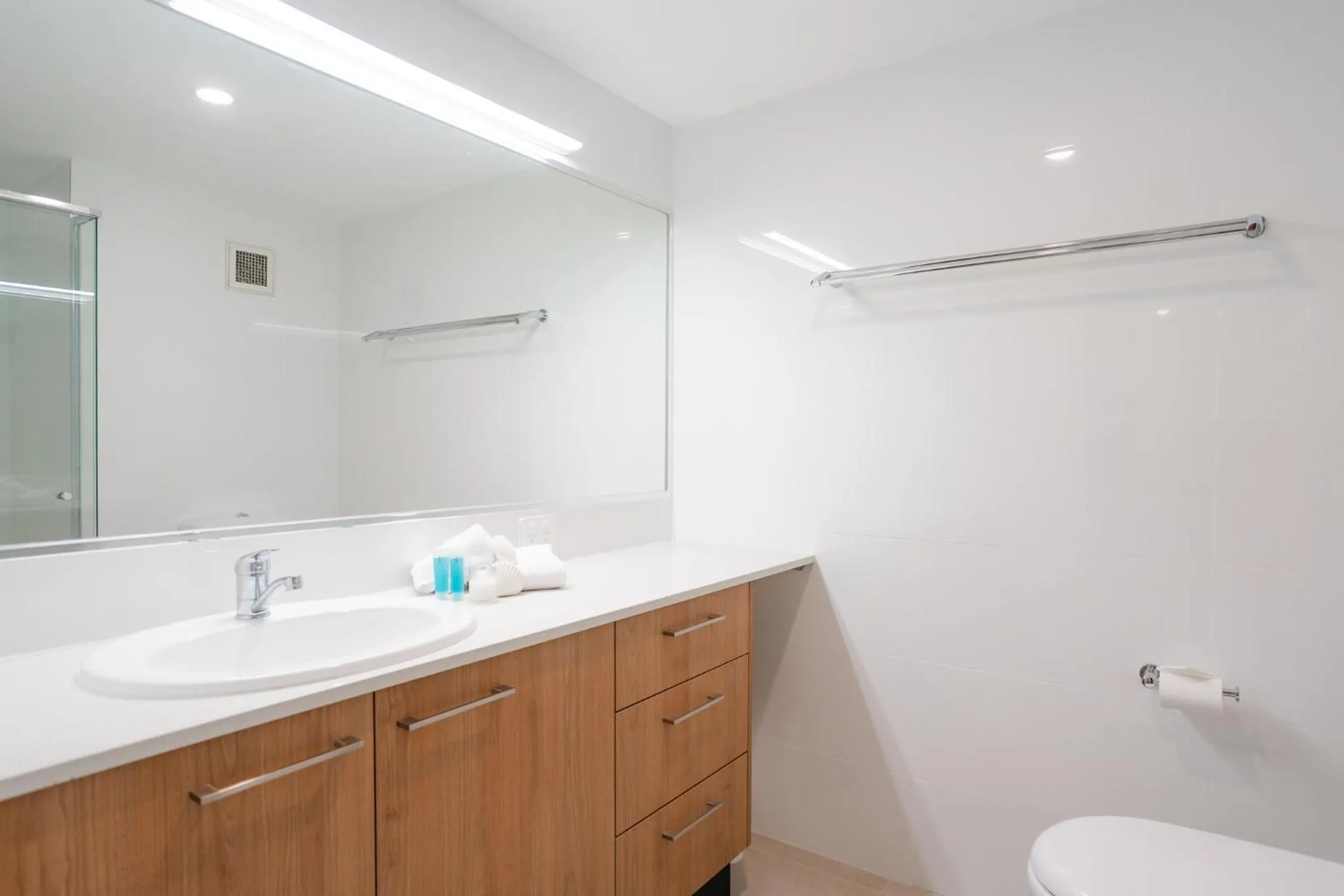 Bathroom in Cashelmara Beachfront Apartments