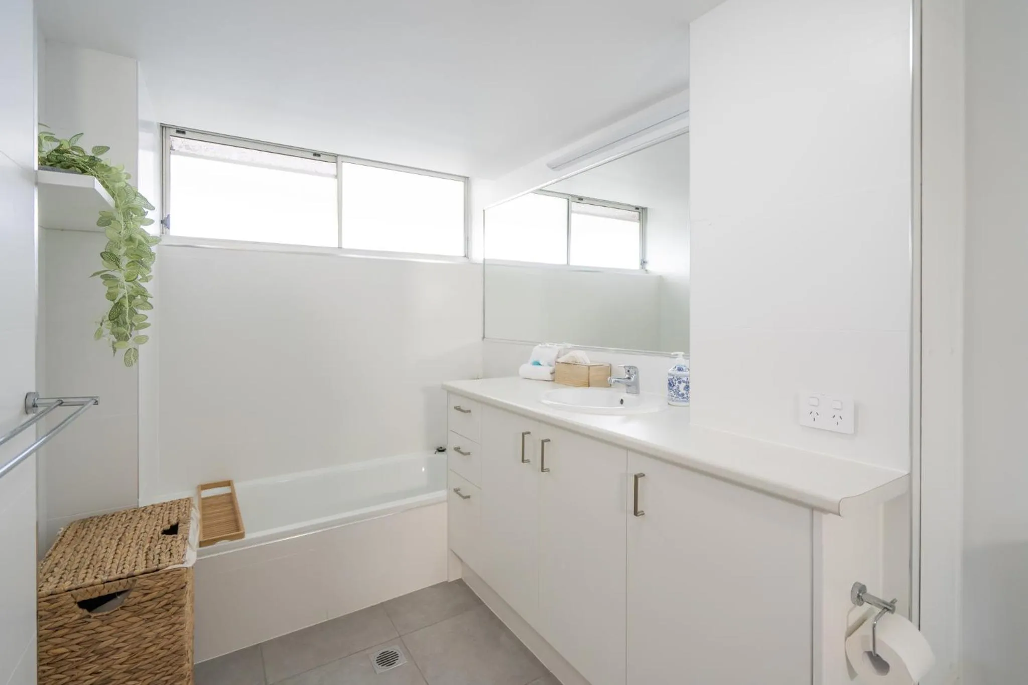 Bathroom in Cashelmara Beachfront Apartments