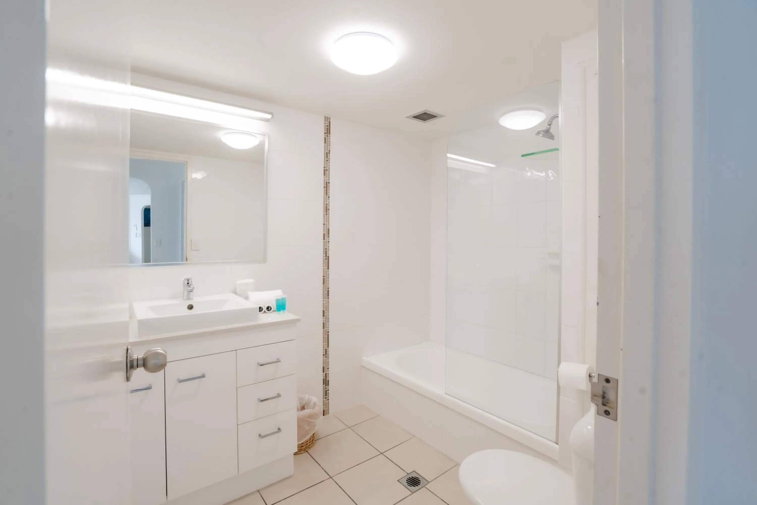 Toilet in Cashelmara Beachfront Apartments