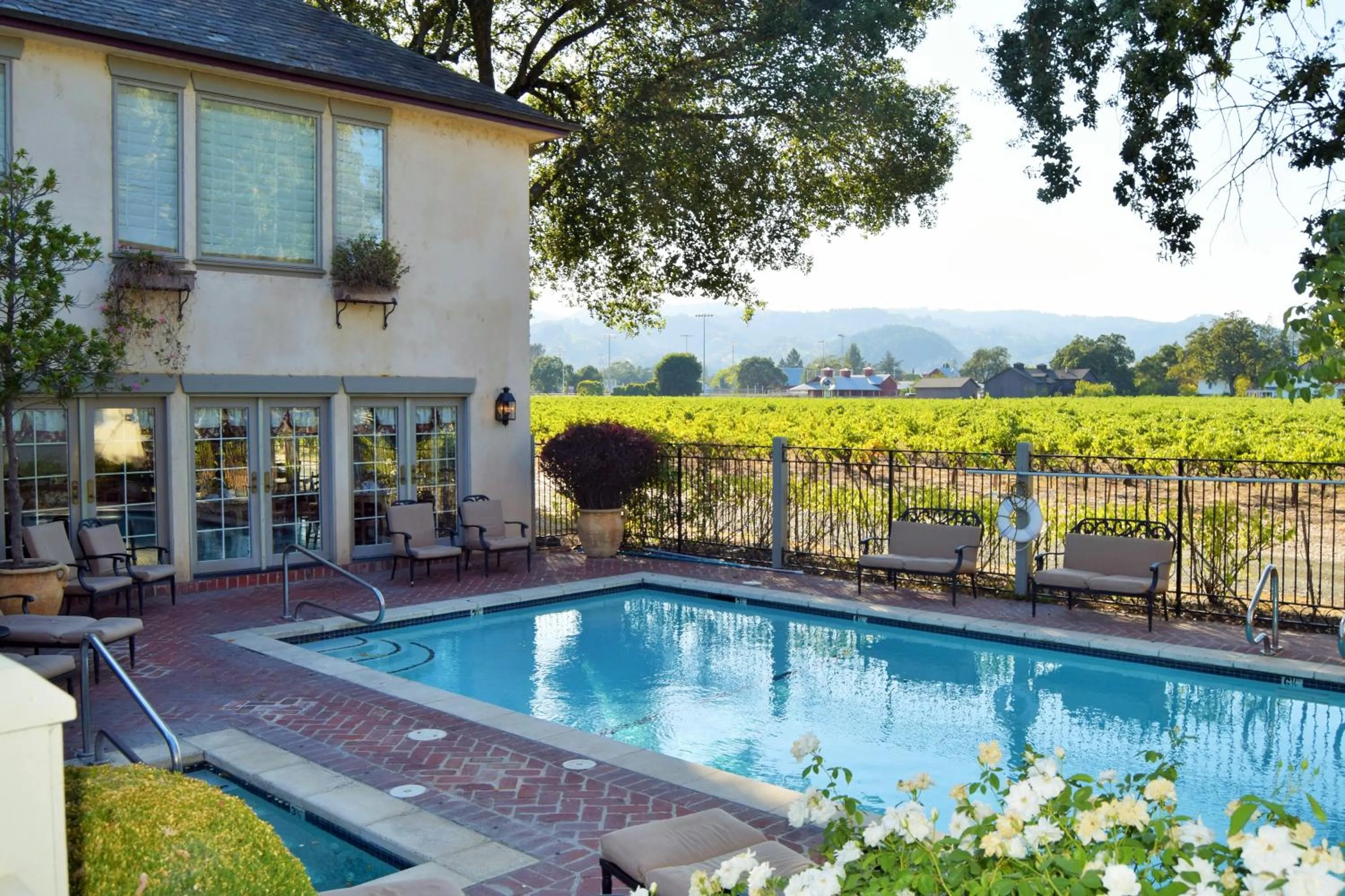 Swimming pool in Vineyard Country Inn