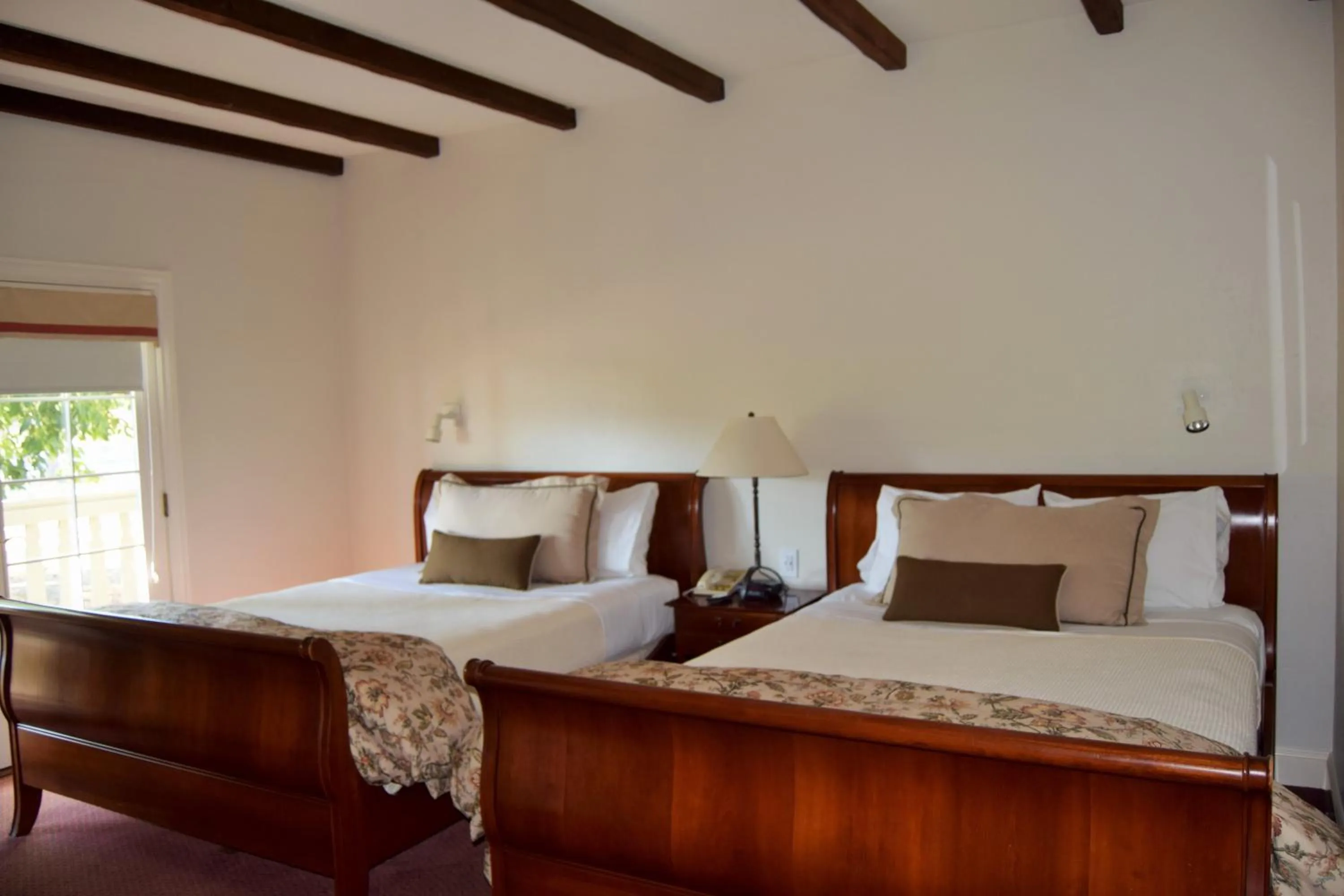 Bed in Vineyard Country Inn