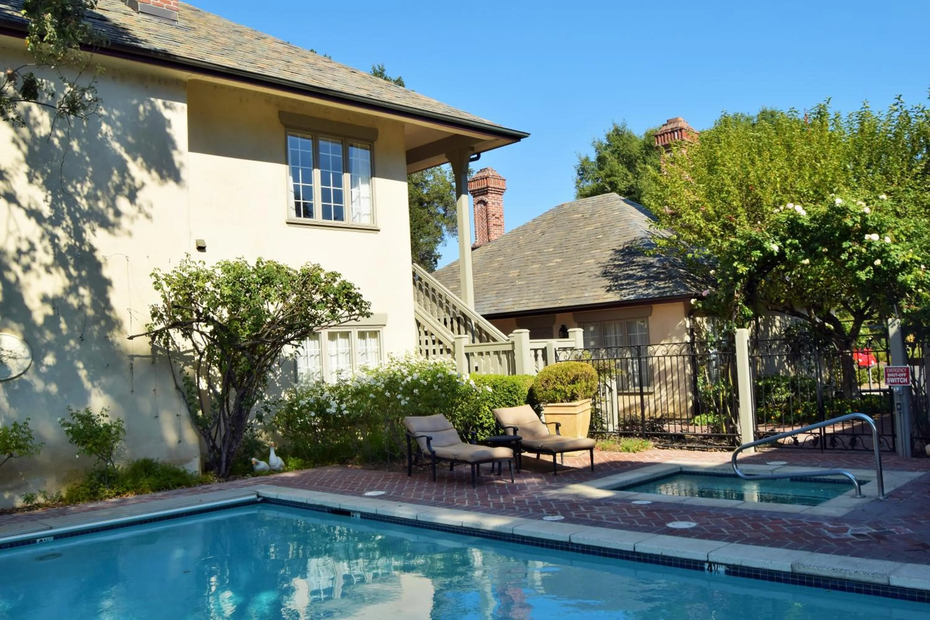 Swimming pool in Vineyard Country Inn