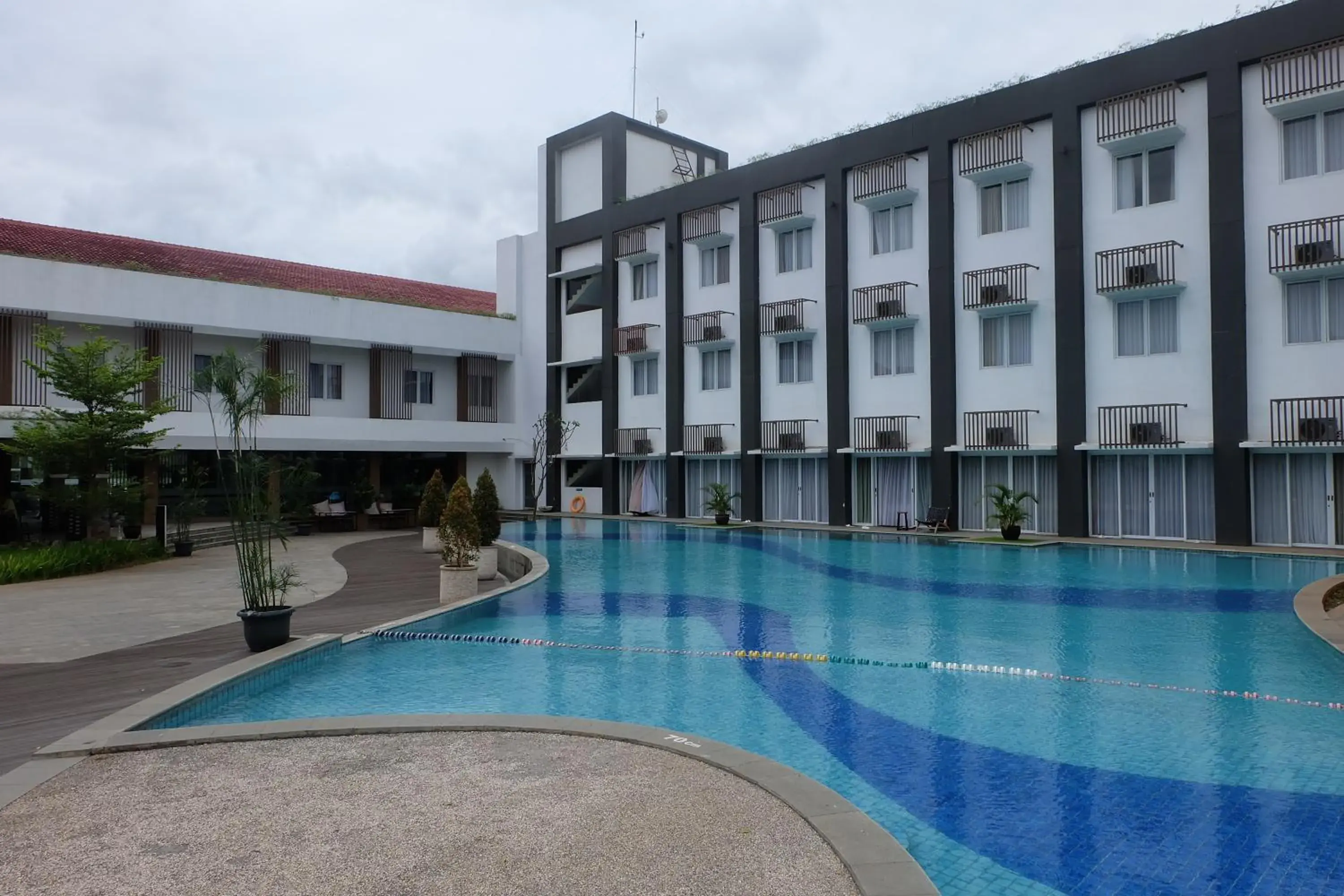 Swimming pool in Front One Akshaya Hotel Karawang Swimming pool in Front One Akshaya Hotel Karawang
