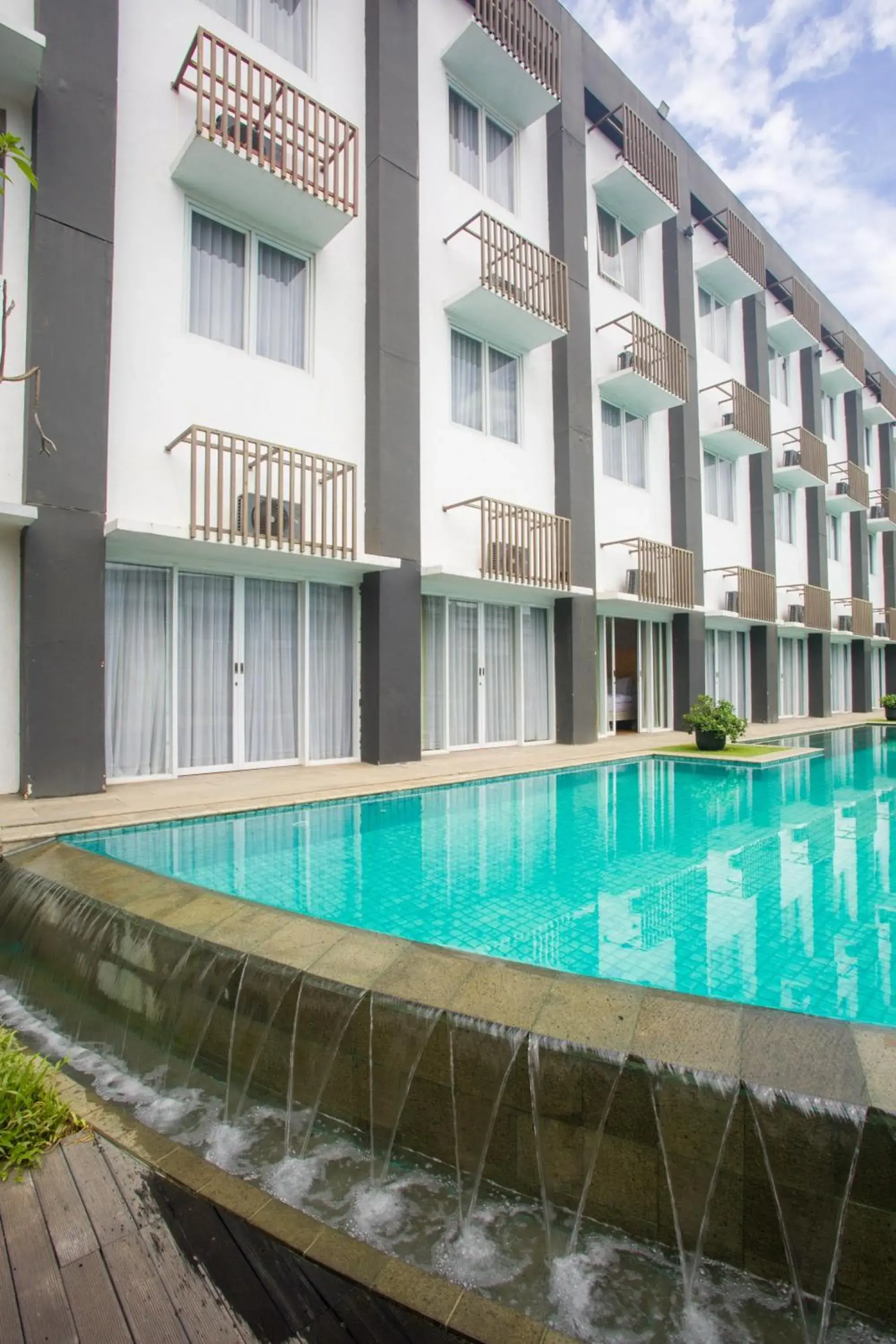 Swimming pool in Front One Akshaya Hotel Karawang Swimming pool in Front One Akshaya Hotel Karawang
