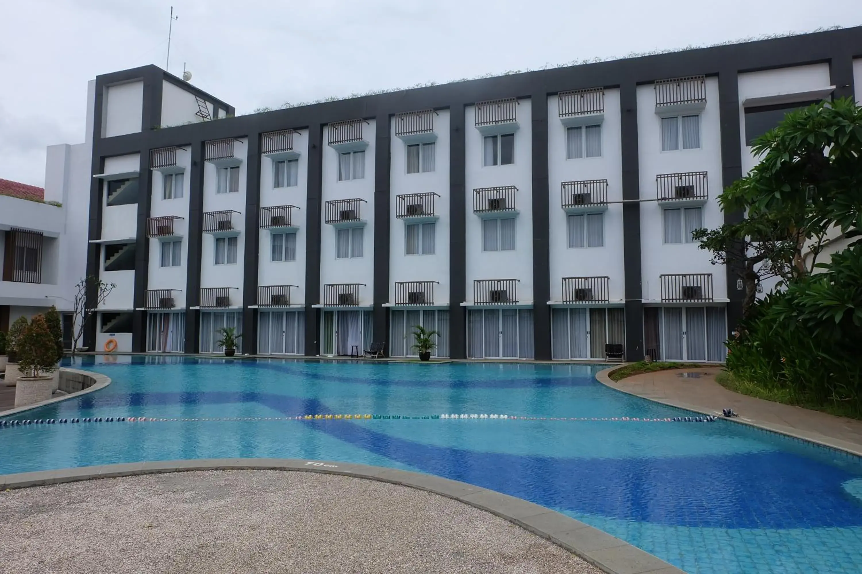 Swimming pool in Front One Akshaya Hotel Karawang Swimming pool in Front One Akshaya Hotel Karawang