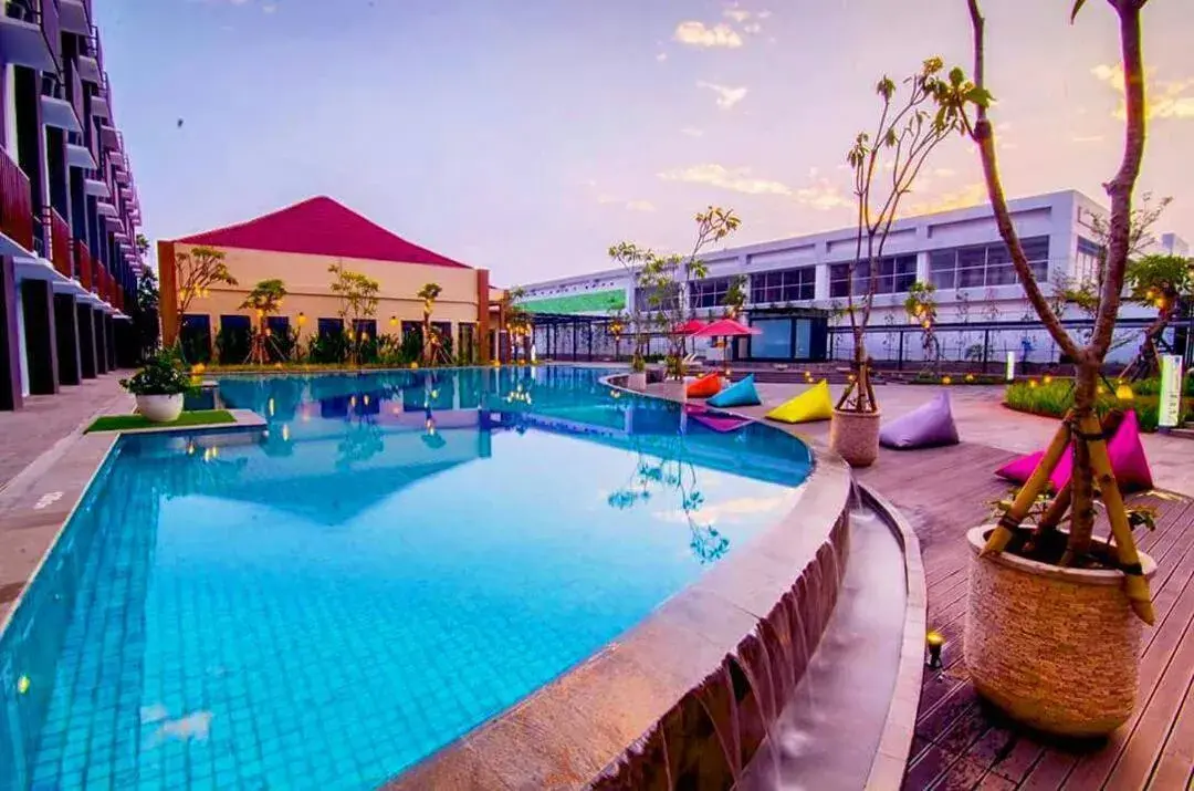 Swimming pool in Front One Akshaya Hotel Karawang Swimming pool in Front One Akshaya Hotel Karawang