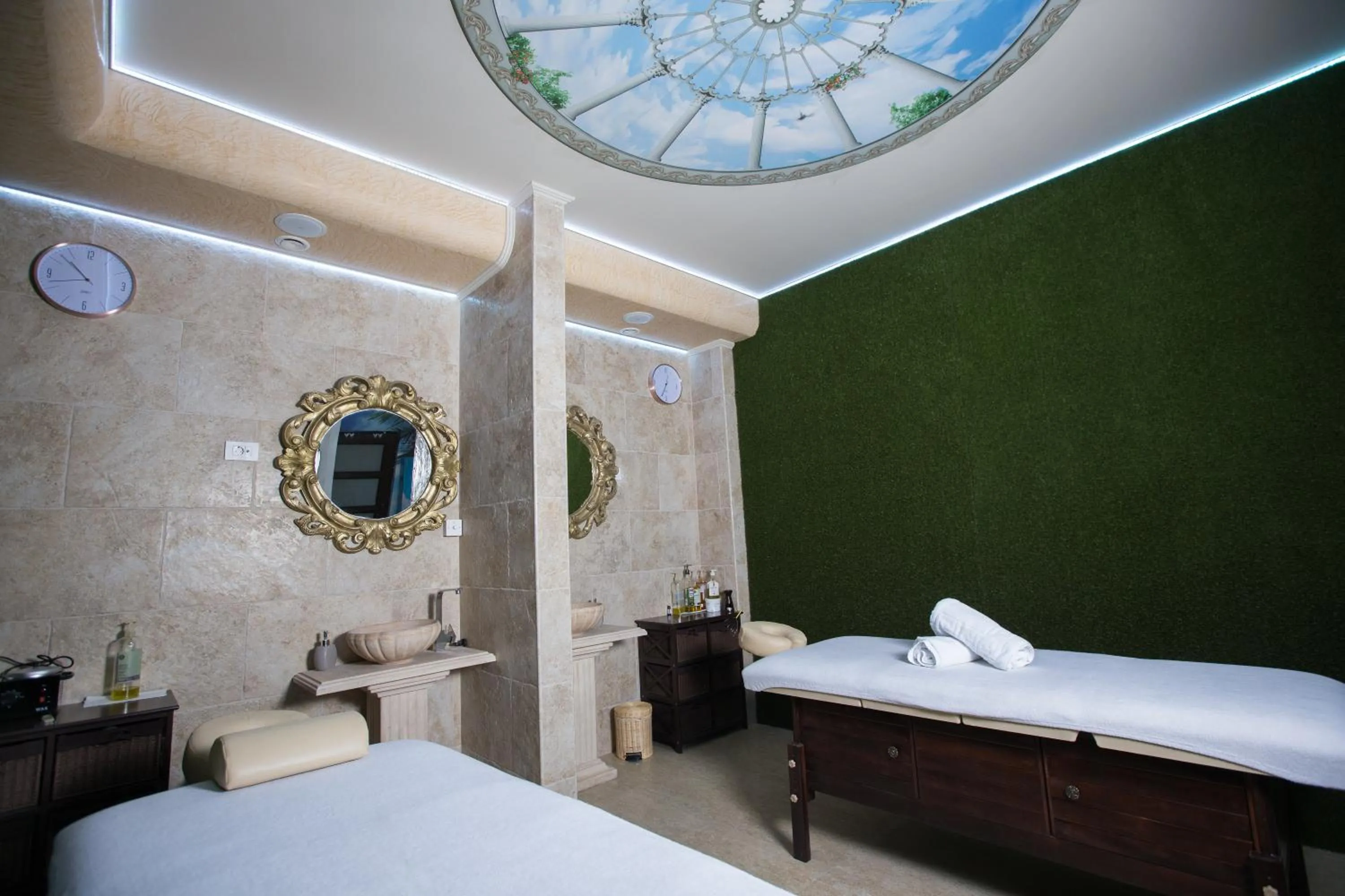 Massage, Bed in Wonderland Cluj Resort