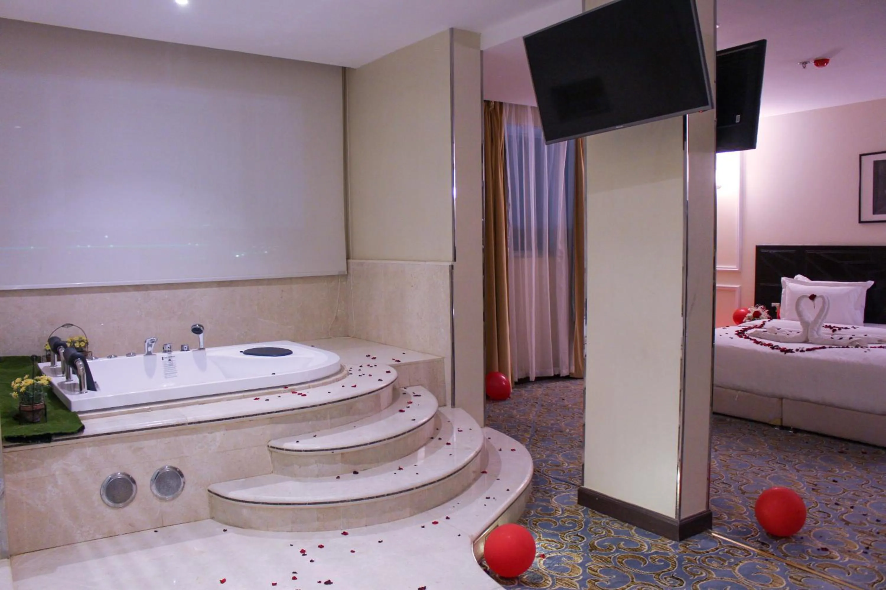 Bathroom, Bed in Rollins Hotel