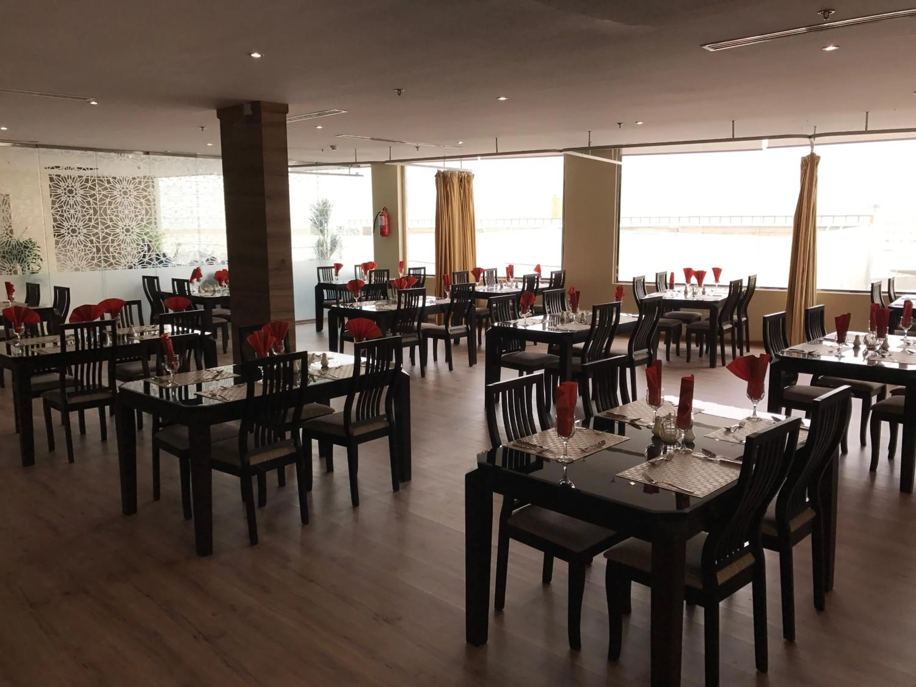 Restaurant/places to eat in Rollins Hotel