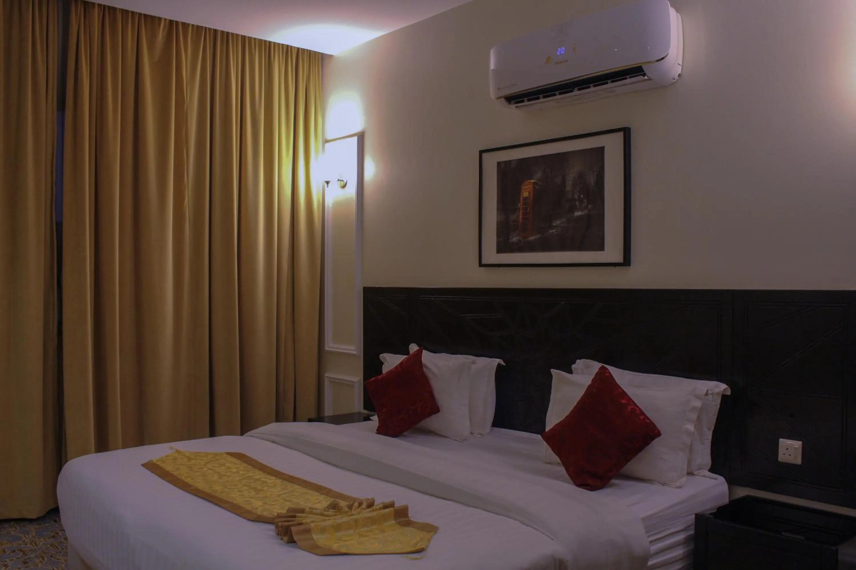 Bed in Rollins Hotel