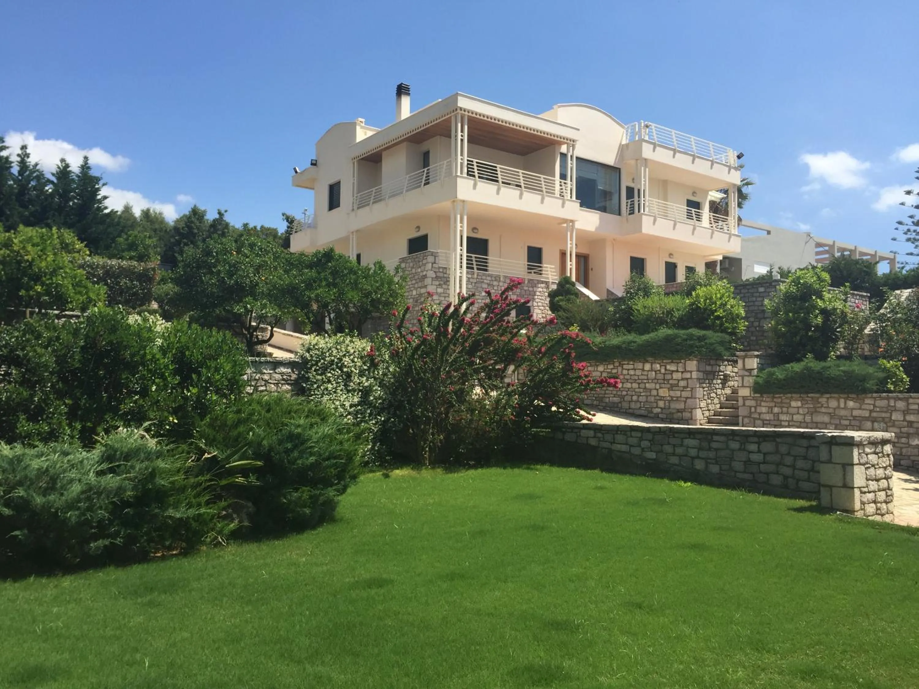 Property building in Elaianthos