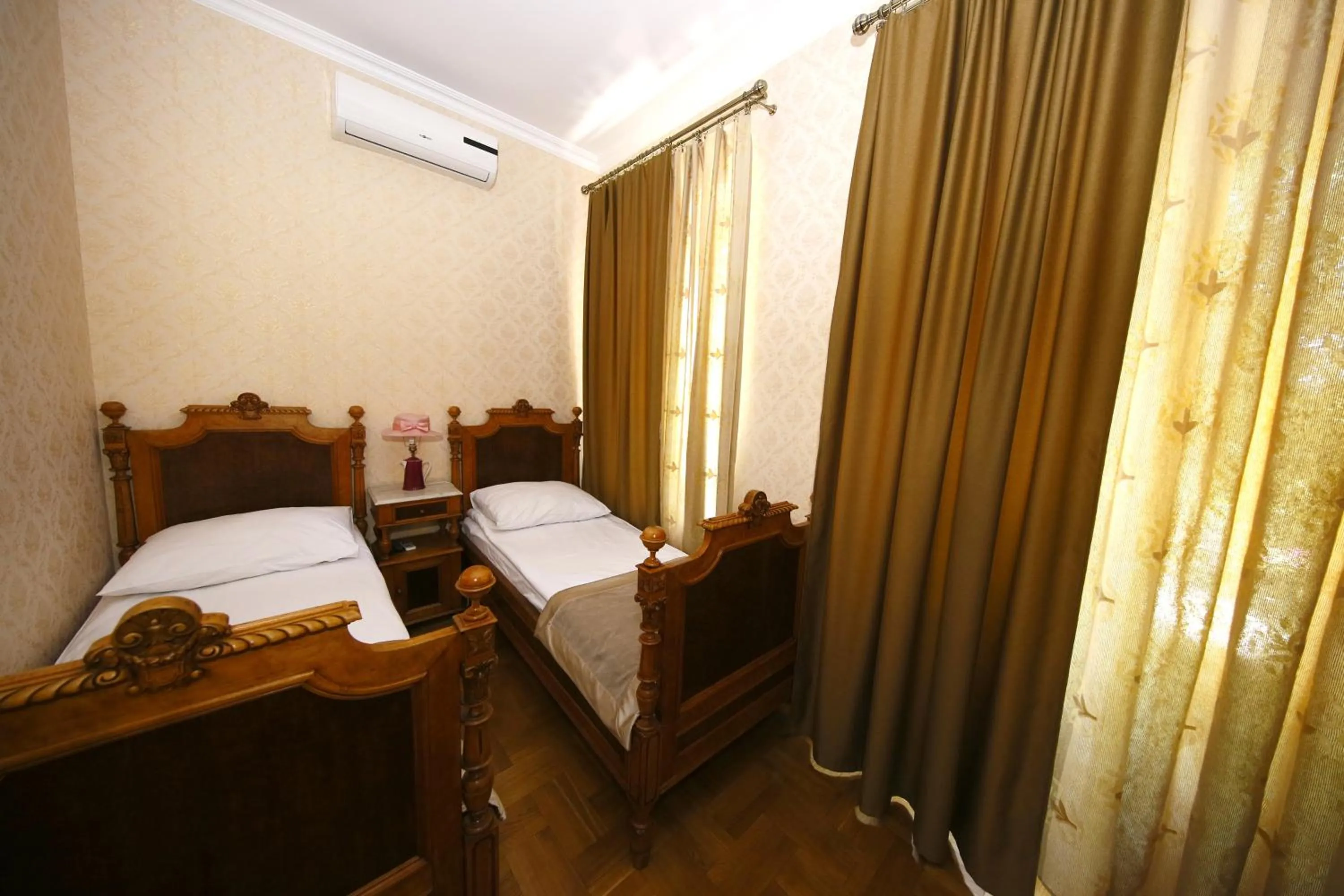 Photo of the whole room, Bed in Bloom Boutique Hotel