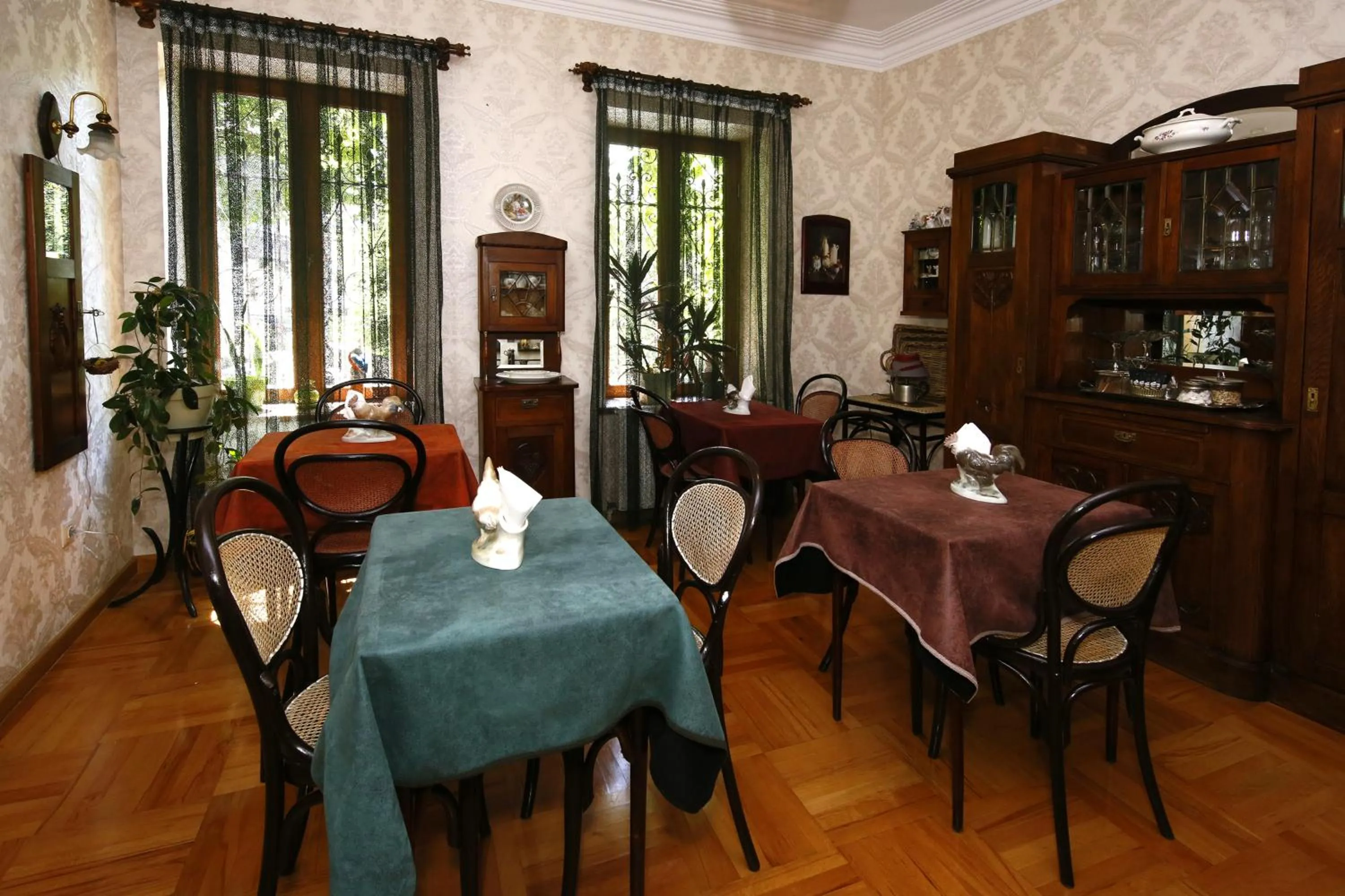 Restaurant/places to eat in Bloom Boutique Hotel