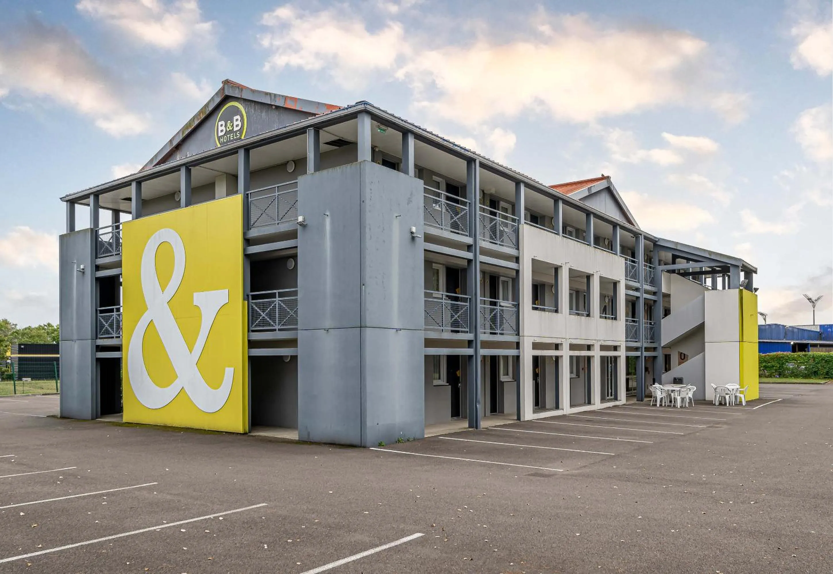 Facade/entrance in B&B HOTEL Bordeaux Sud