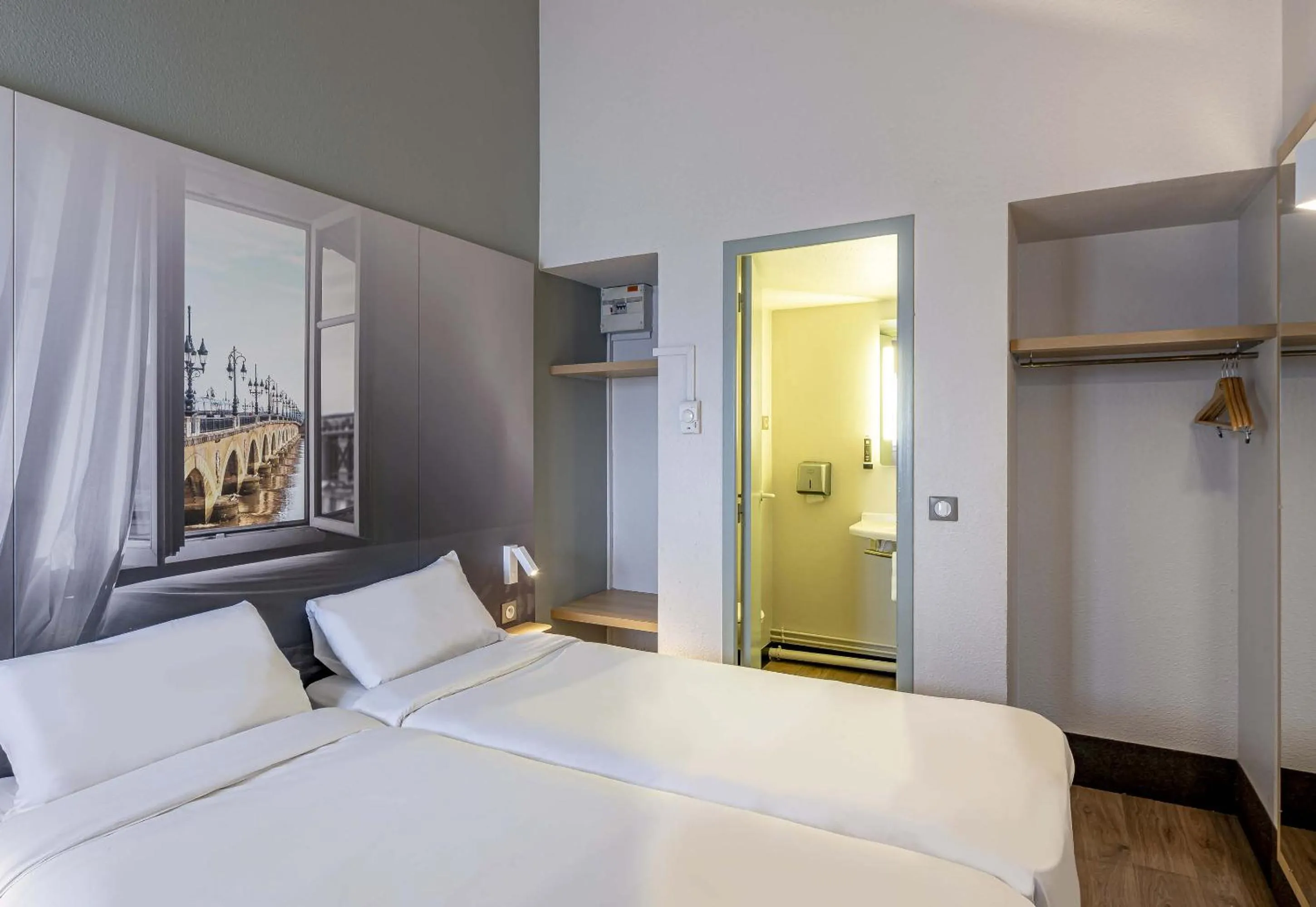 Photo of the whole room, Bed in B&B HOTEL Bordeaux Sud