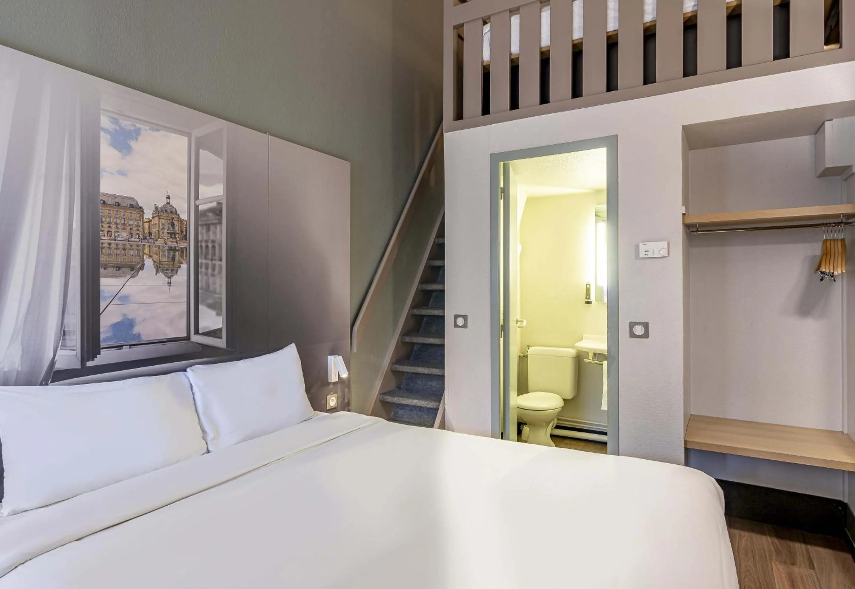 Photo of the whole room, Bed in B&B HOTEL Bordeaux Sud