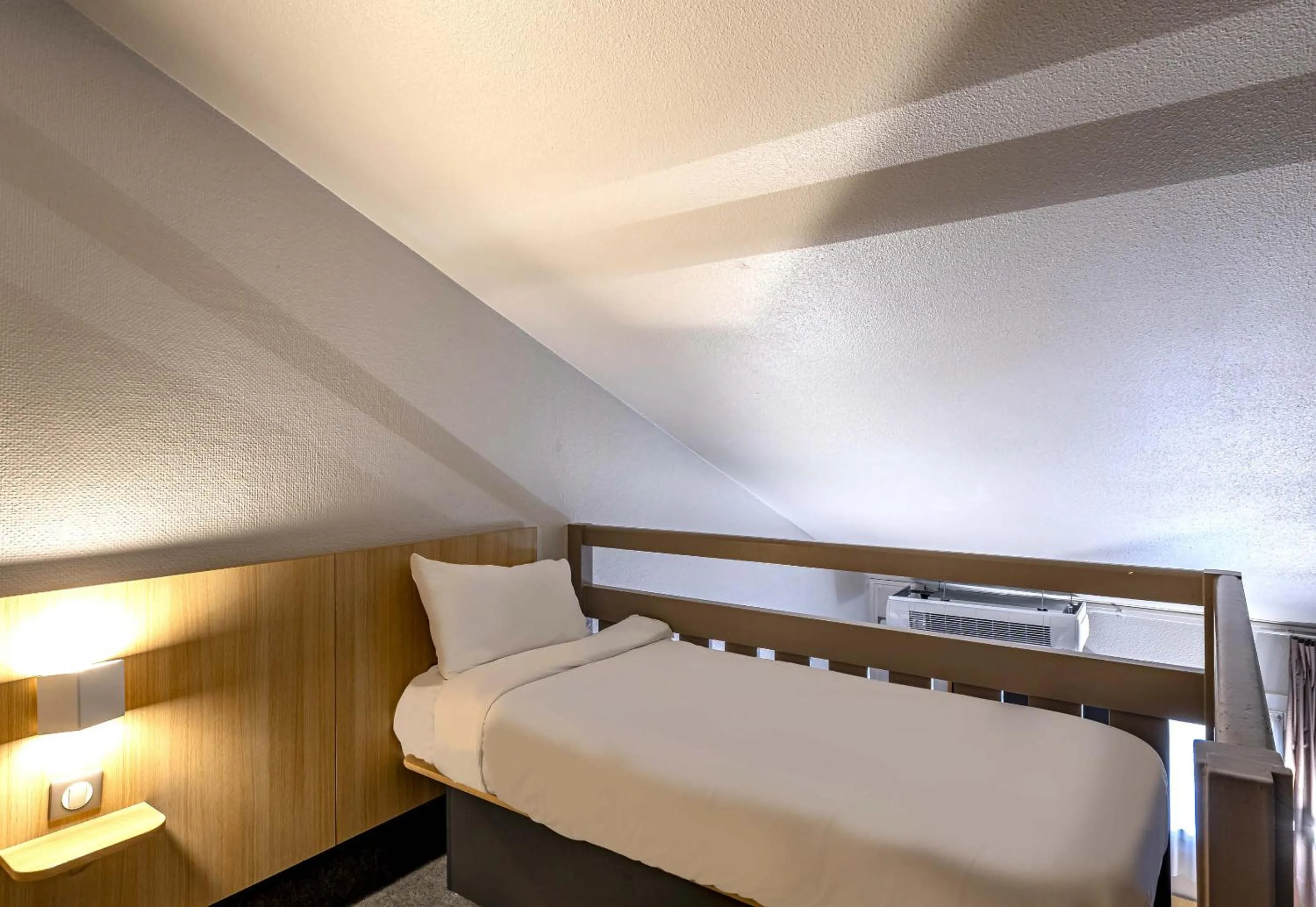 Bedroom, Bed in B&B HOTEL Bordeaux Sud