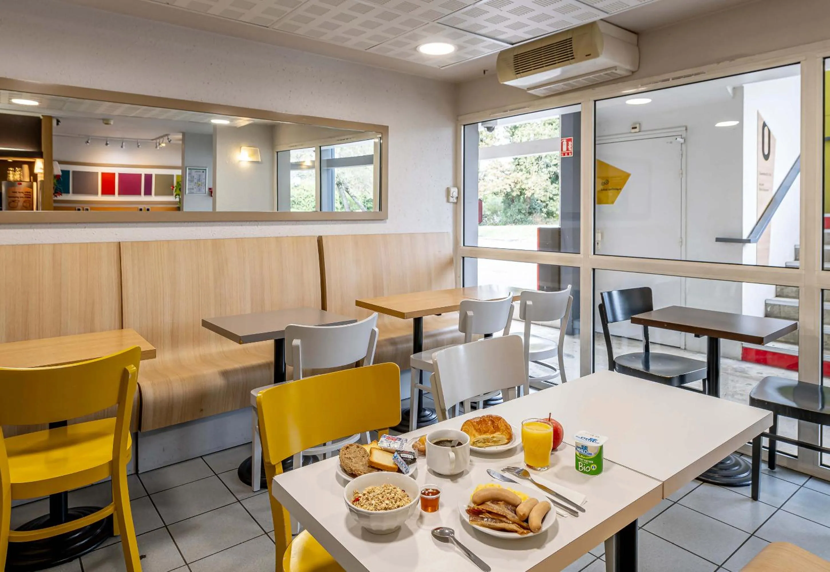 Buffet breakfast in B&B HOTEL Bordeaux Sud