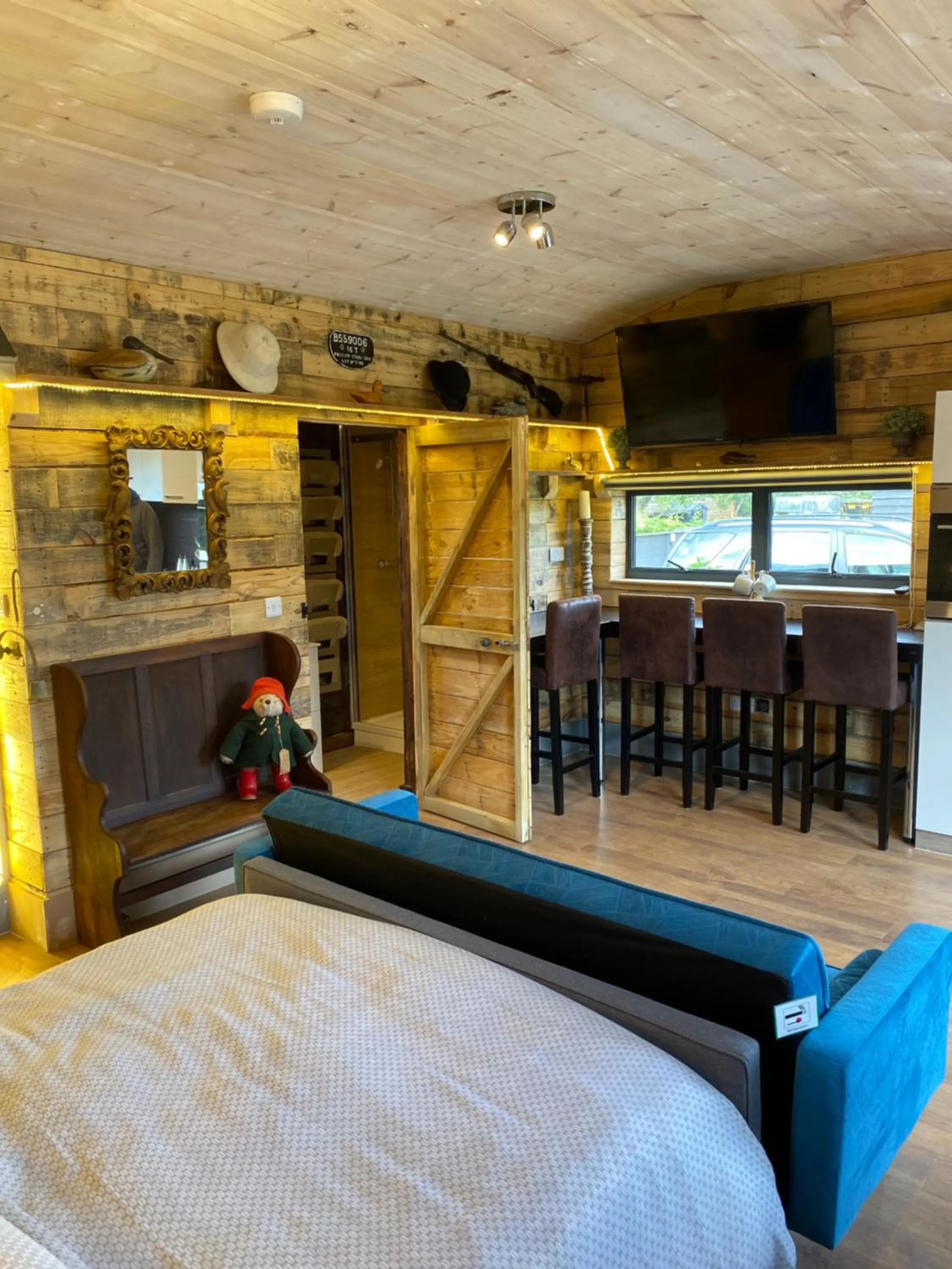 Photo of the whole room, Bed in Willow Court Farm Studio East & Petting Farm, 8 mins to Legoland & Windsor, 15 mins to Lapland UK