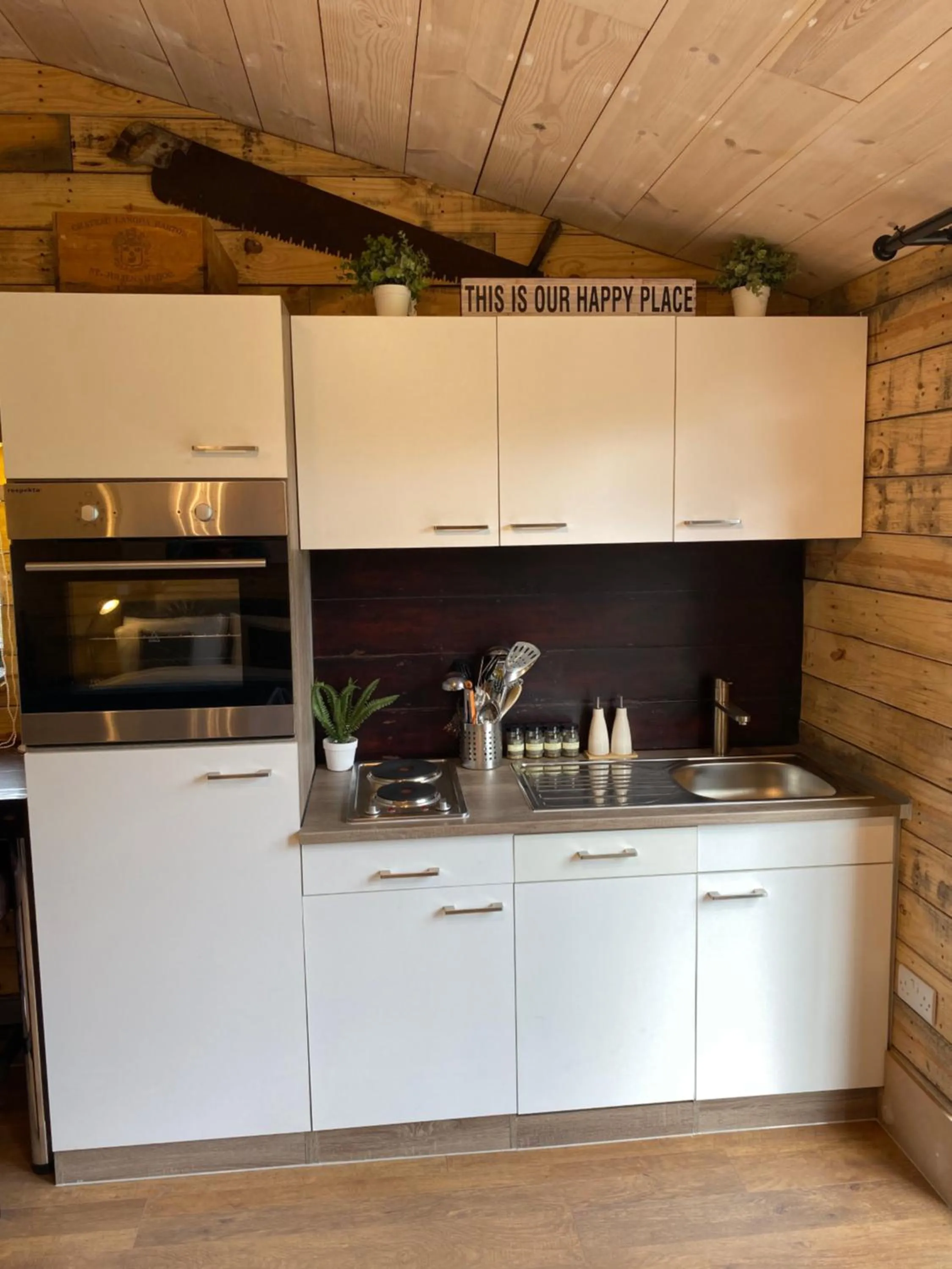Kitchen or kitchenette in Willow Court Farm Studio East & Petting Farm, 8 mins to Legoland & Windsor, 15 mins to Lapland UK