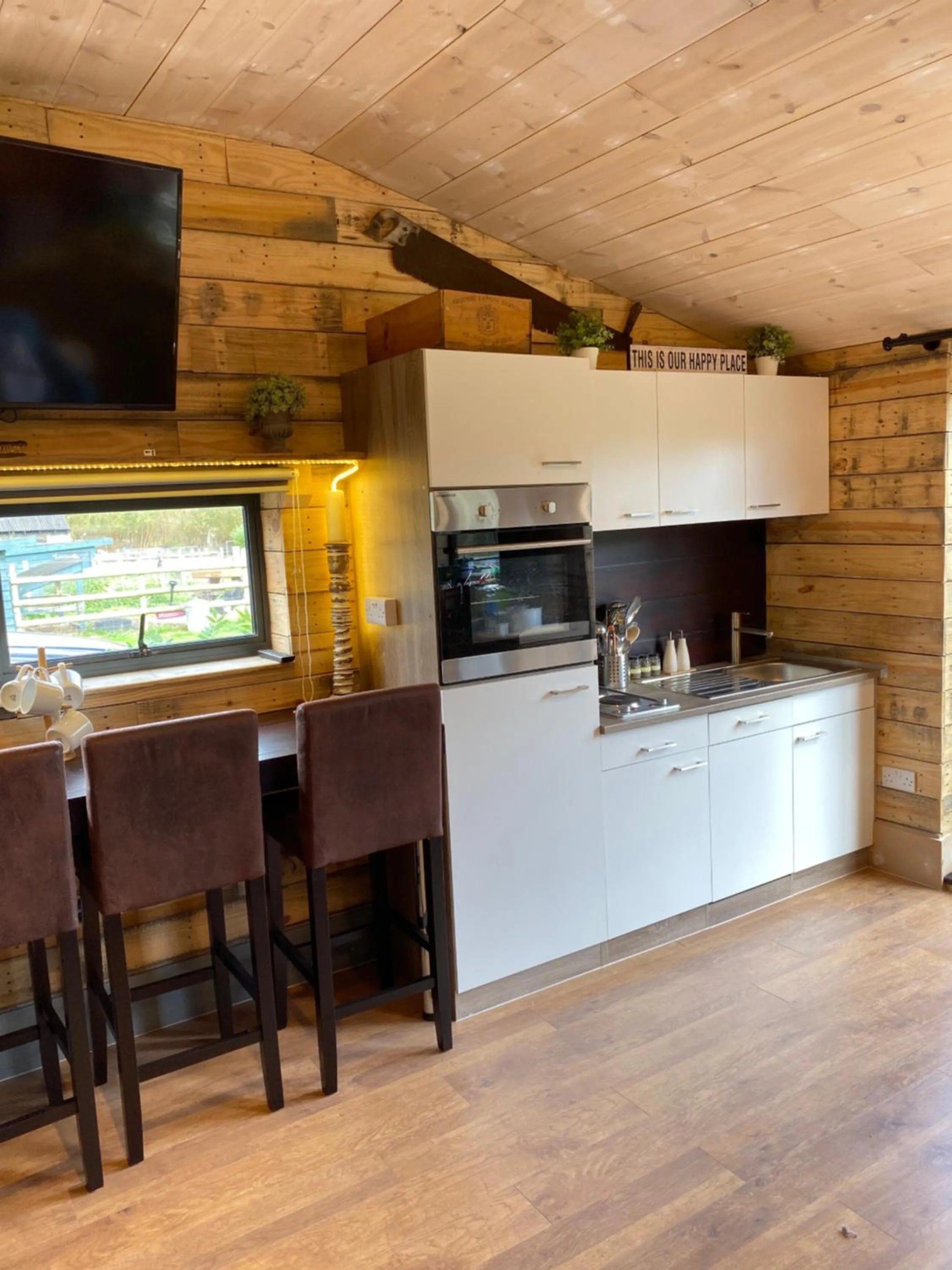 Kitchen or kitchenette in Willow Court Farm Studio East & Petting Farm, 8 mins to Legoland & Windsor, 15 mins to Lapland UK