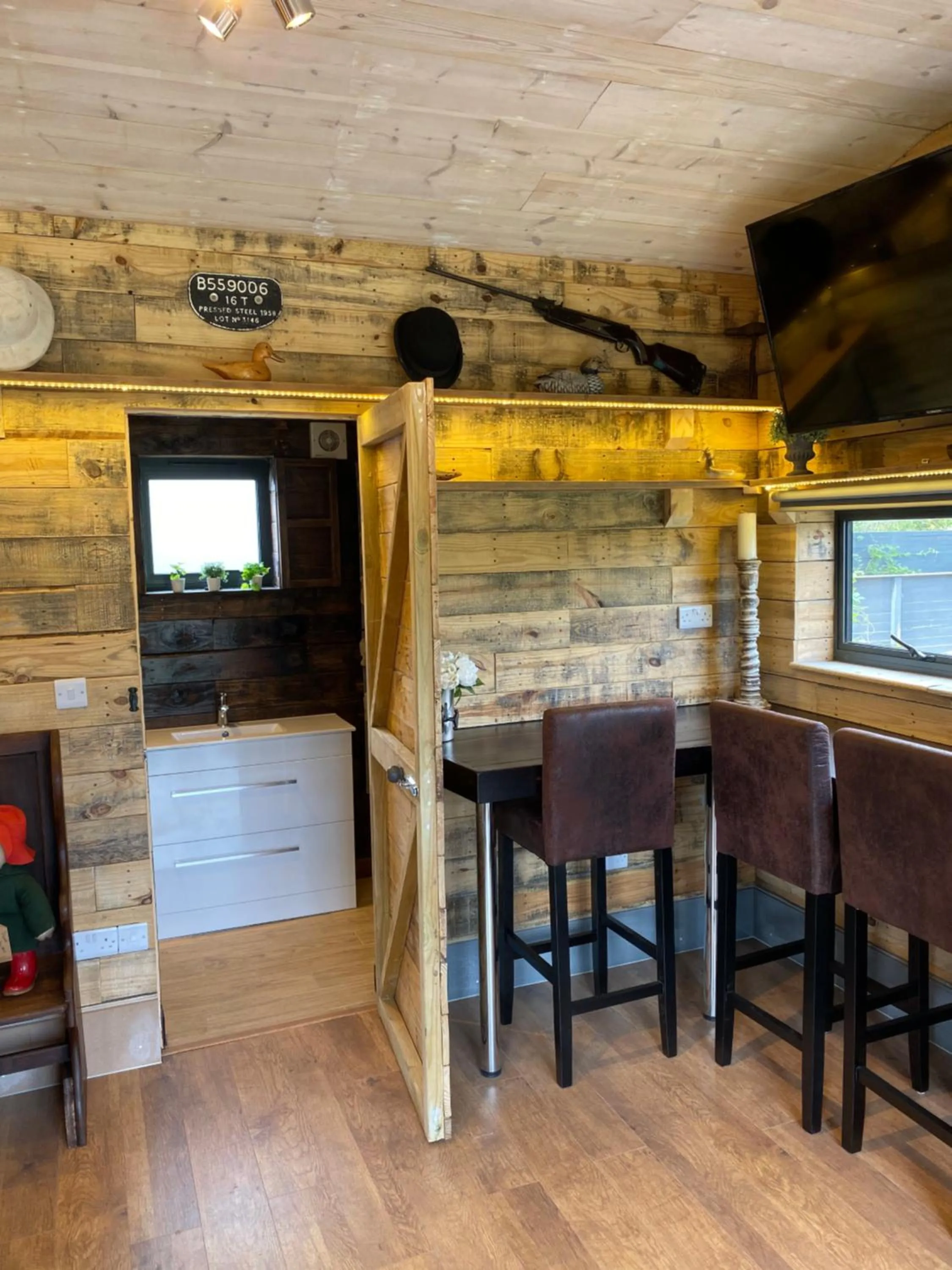 Dining area in Willow Court Farm Studio East & Petting Farm, 8 mins to Legoland & Windsor, 15 mins to Lapland UK