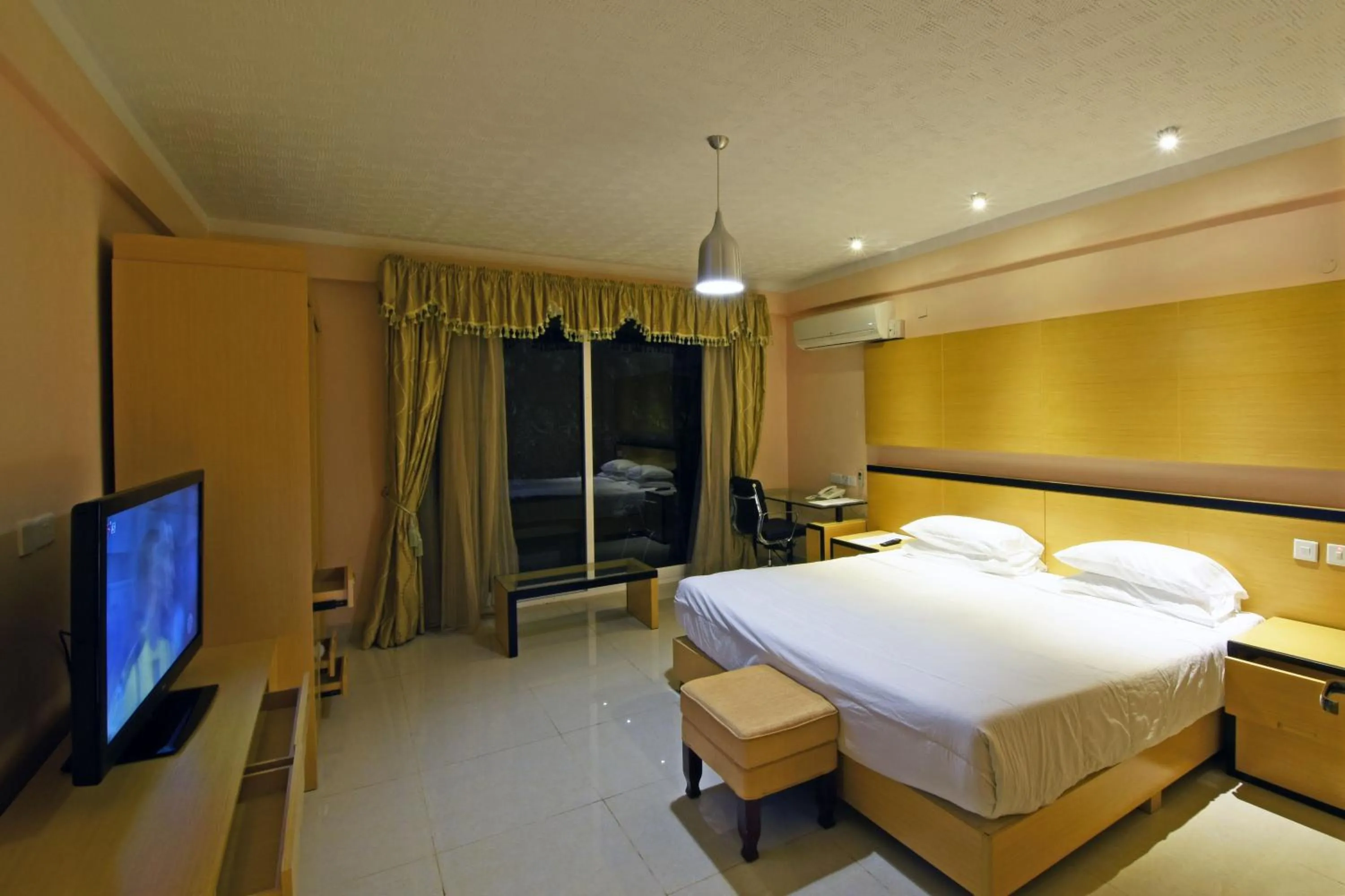 Photo of the whole room in Imperial Golf View Hotel