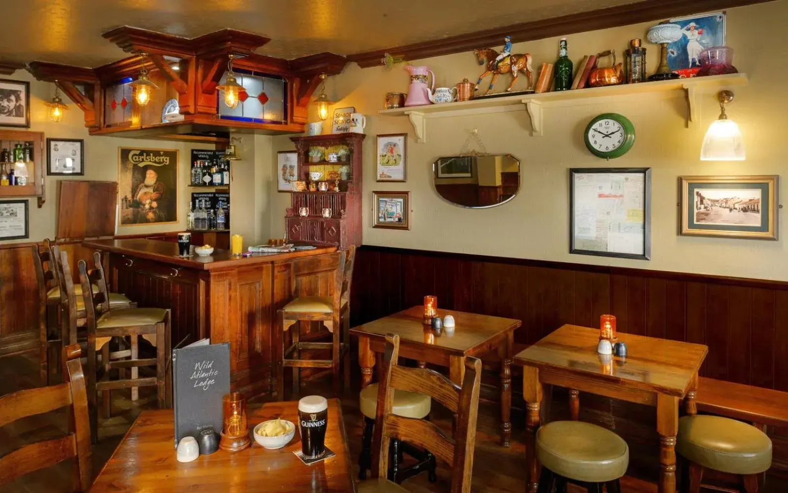 Lounge or bar in The Wild Atlantic Lodge Lounge or bar in The Wild Atlantic Lodge