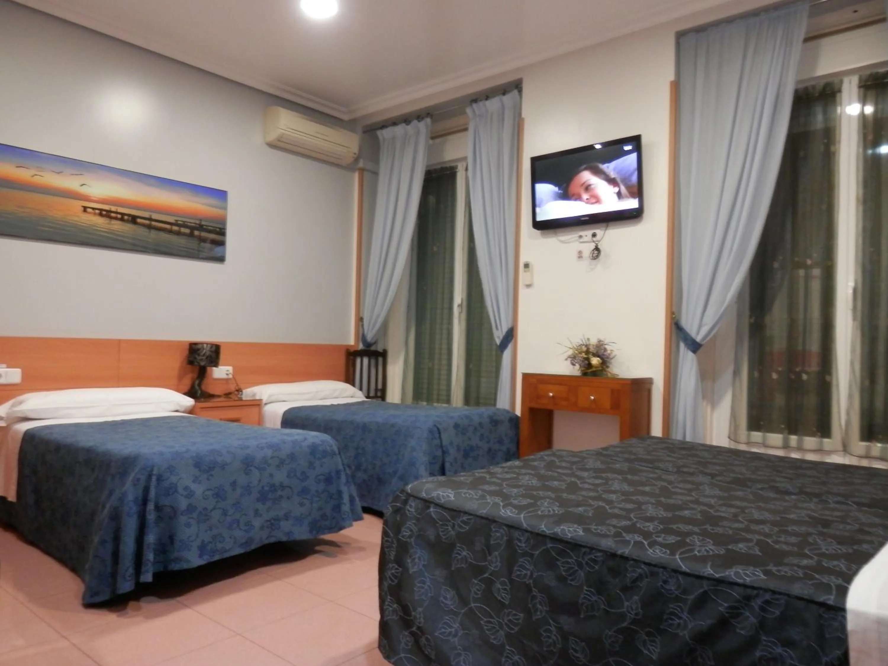 Photo of the whole room, Bed in Hostal del Pez Azul